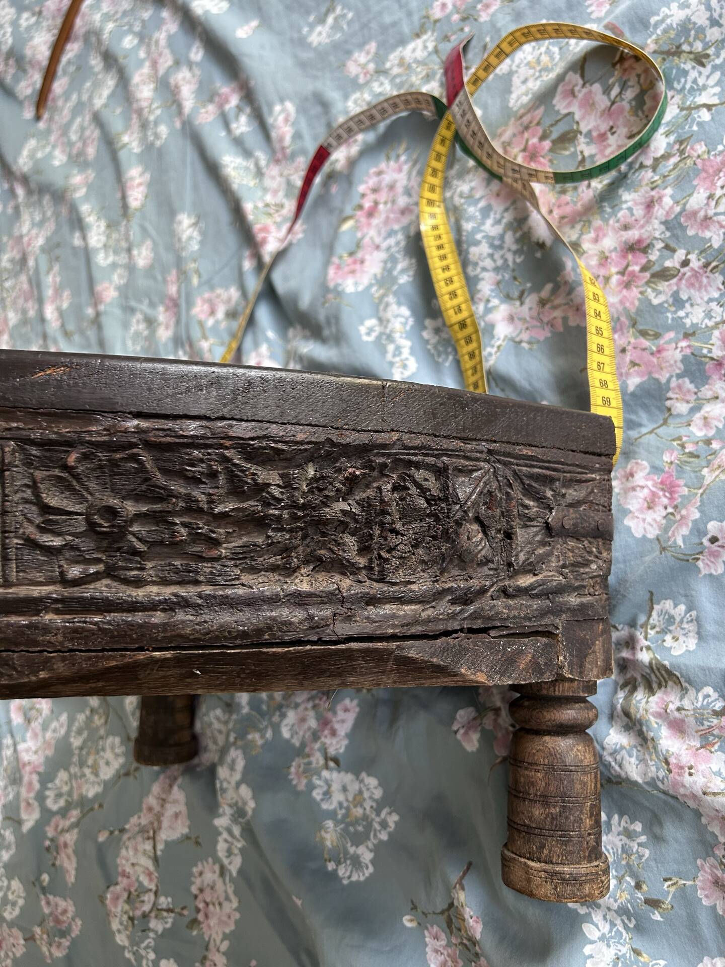 Indian antique Chakki coffee table in solid wood – Triangular shape
