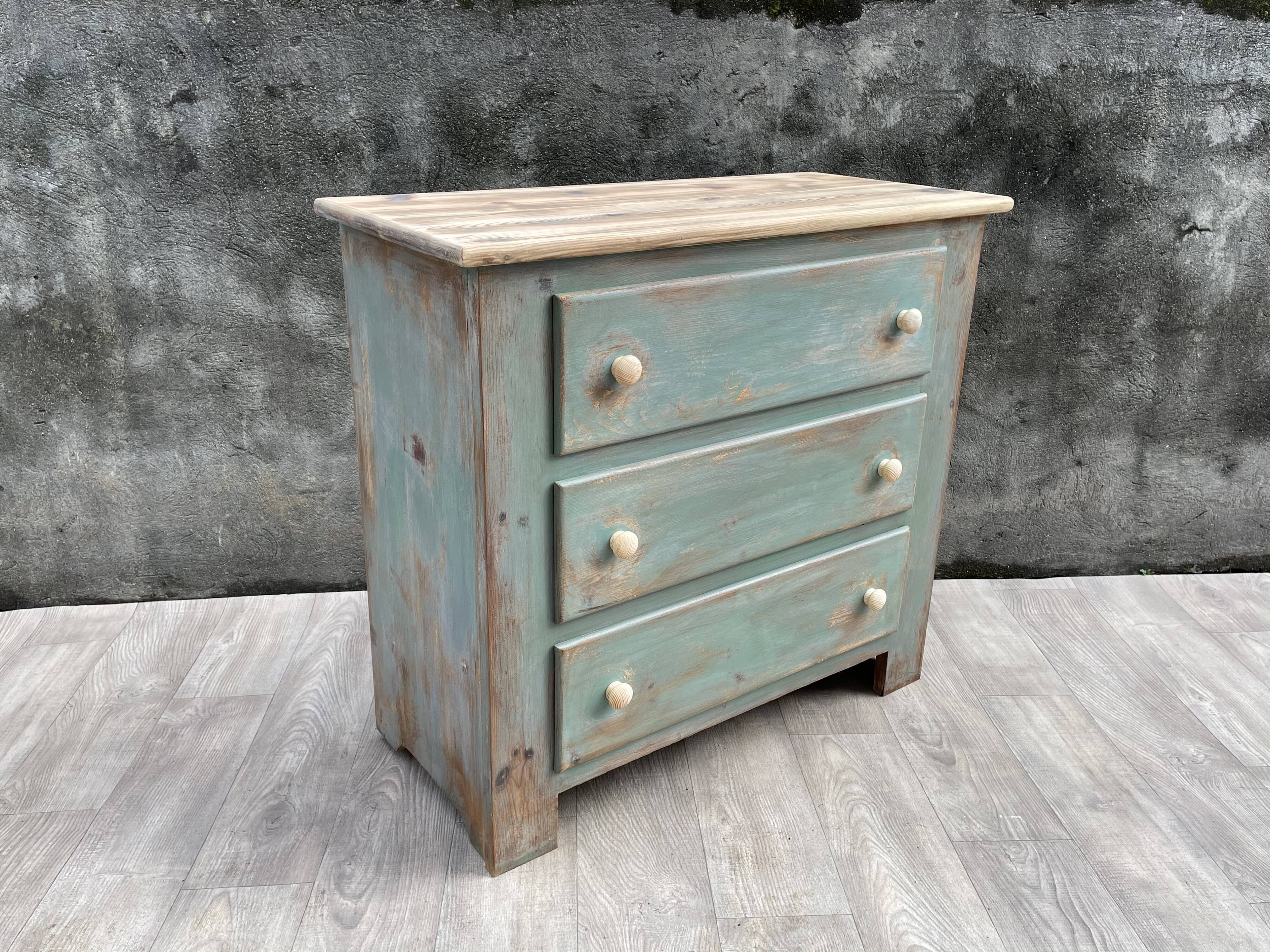 Commode en bois patinée