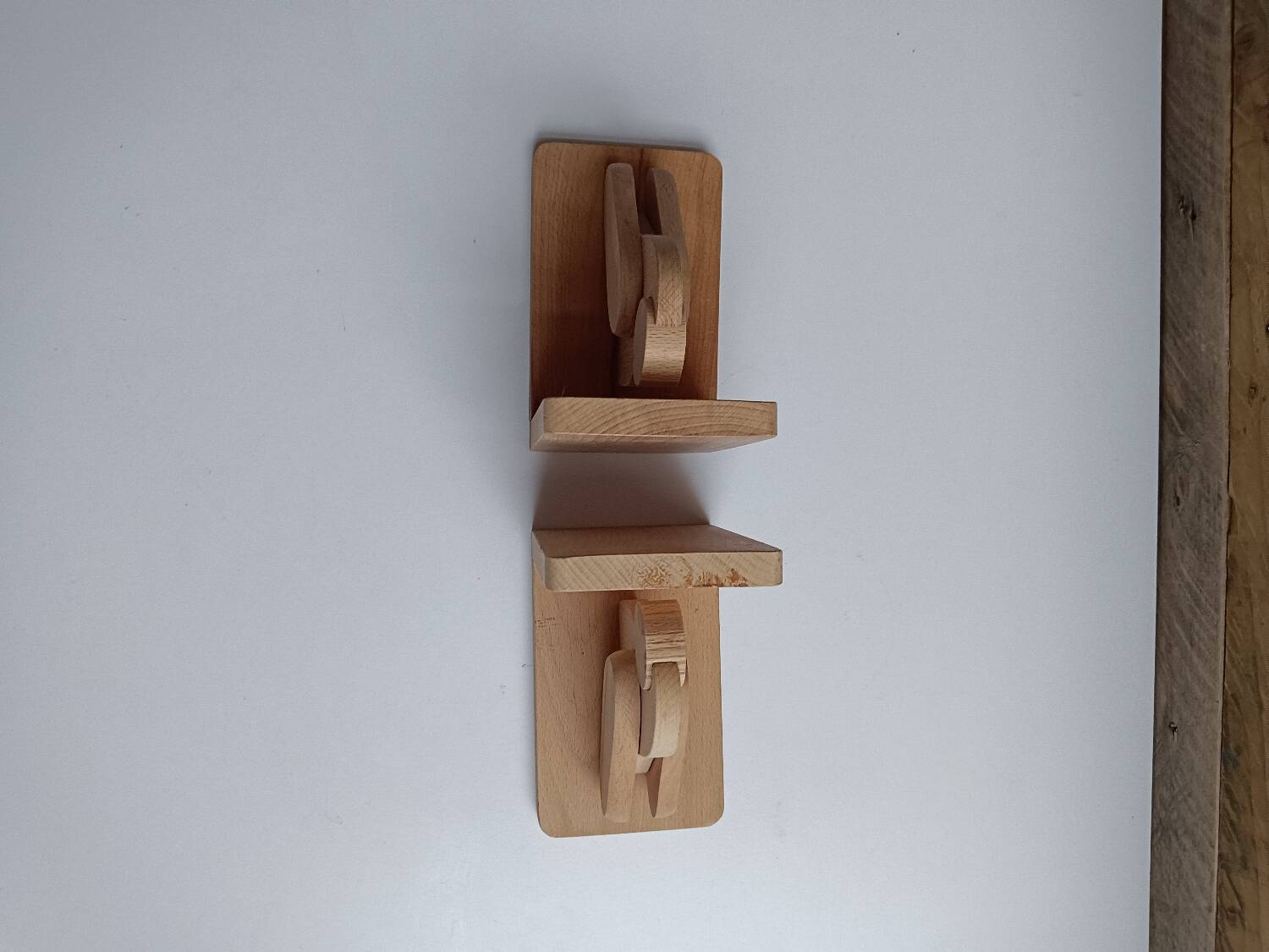 Serre-livres en bois brut figurant des oiseaux