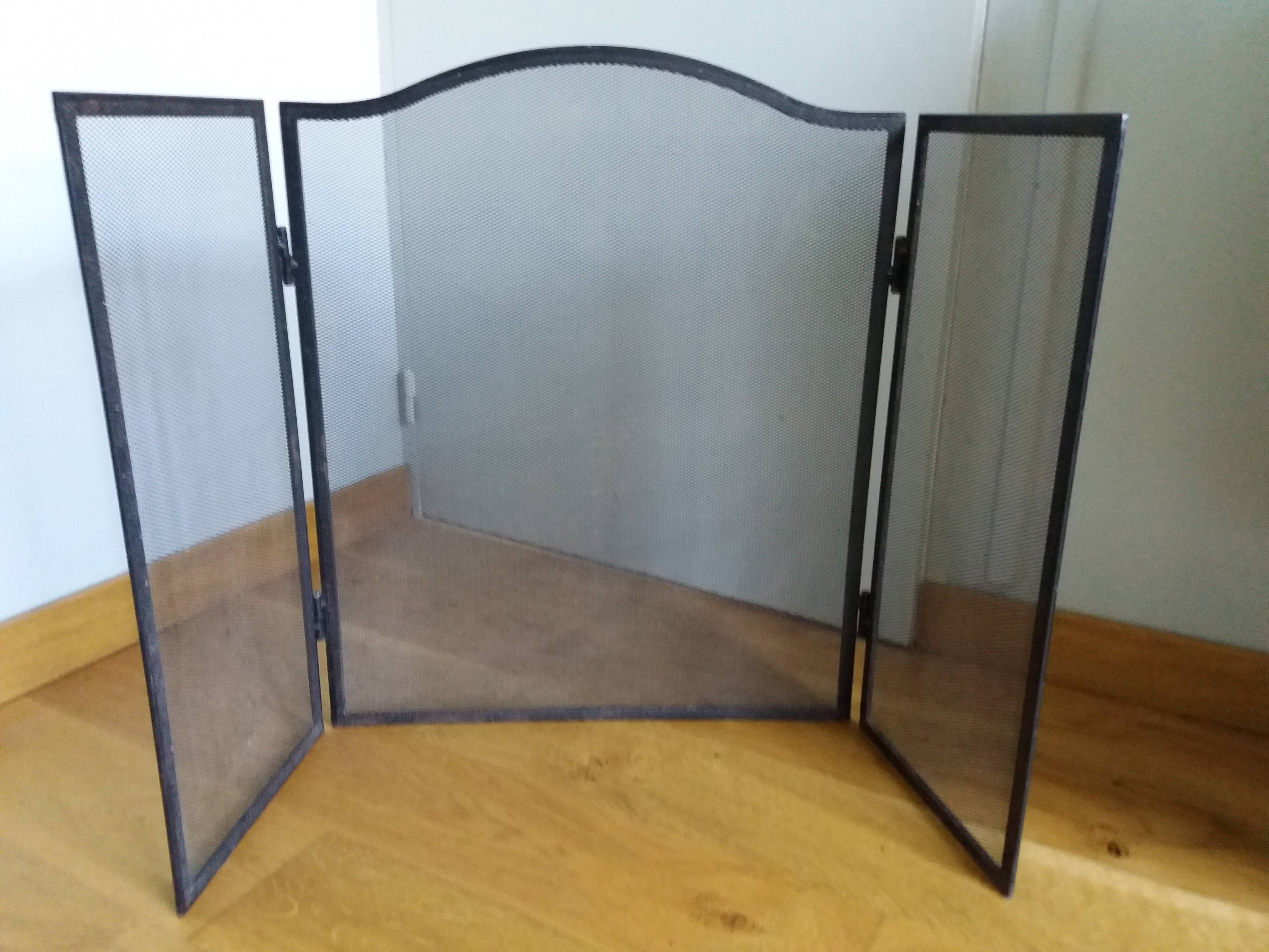 Fire screen chimney grille