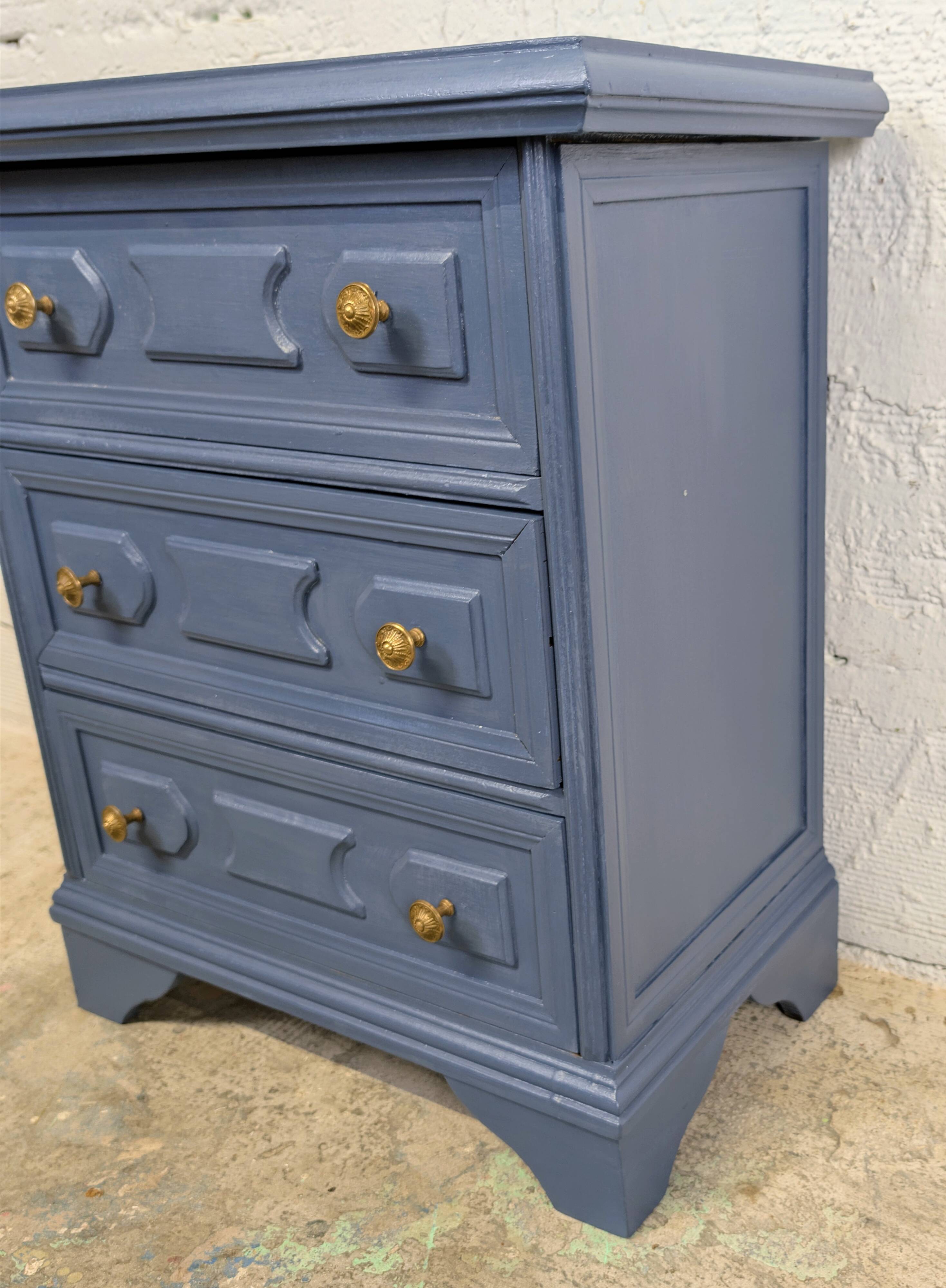 Small chest of drawers - 3 carved drawers