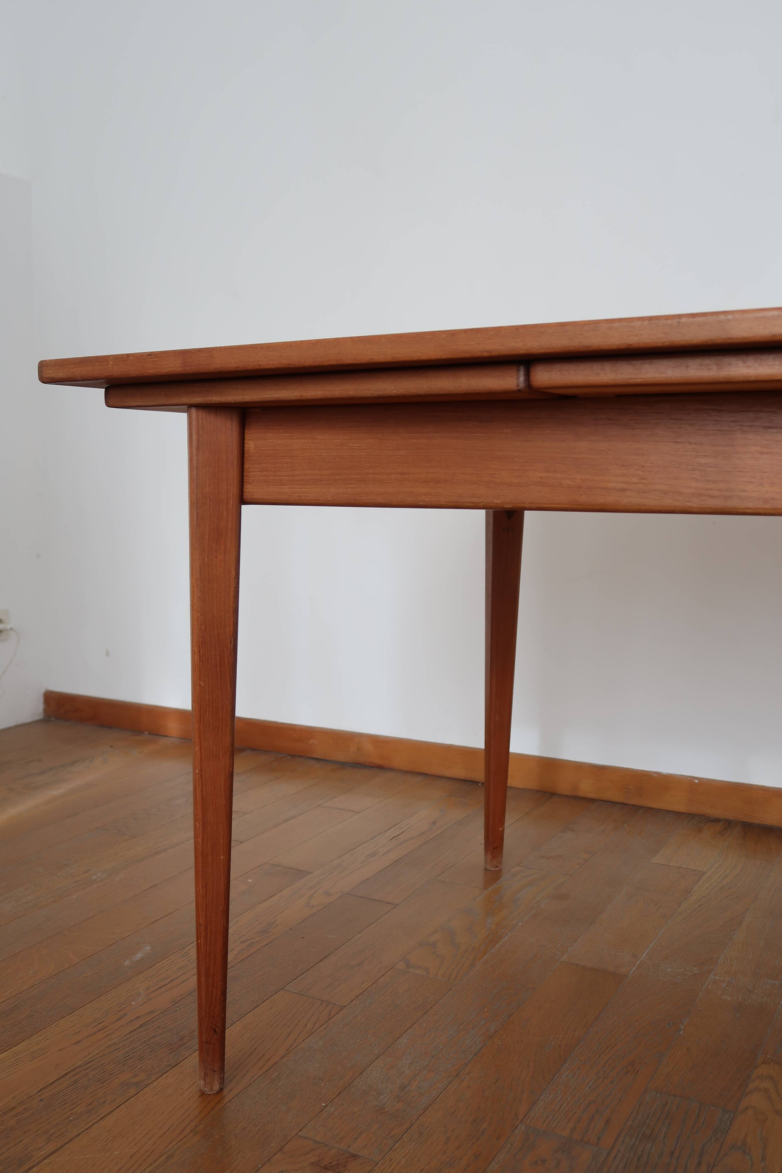 Extendable scandinavian table
