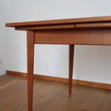 Extendable scandinavian table