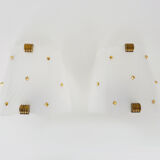 Paire d'appliques murales vintage en plexiglas et laiton Rockabilly. Année 50