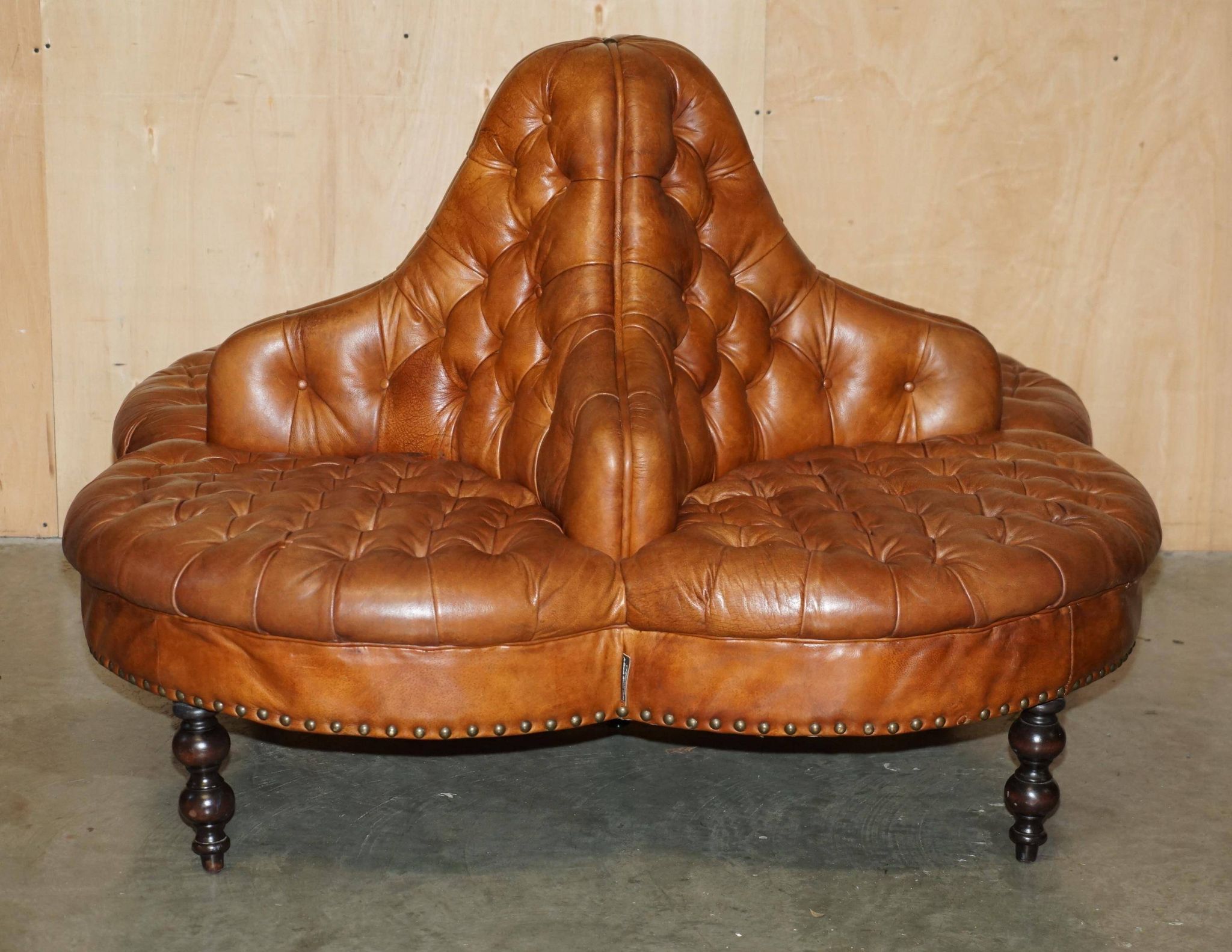 Heritage leather Chesterfield sofa, four-seater, Tête-à-Tête model.
