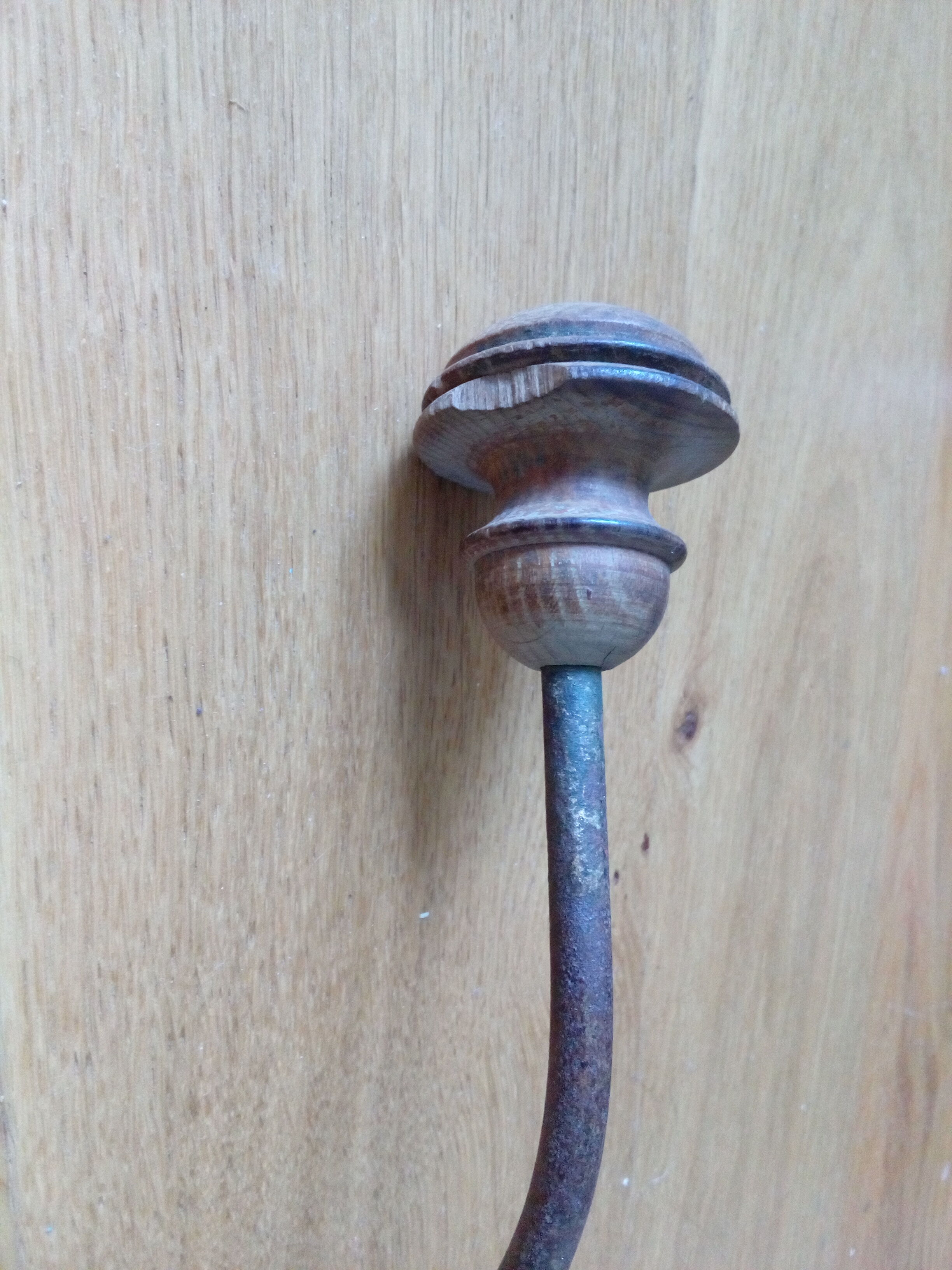 Patère wears coat and hat in iron and wood