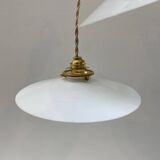 Paire de suspensions en opaline blanche