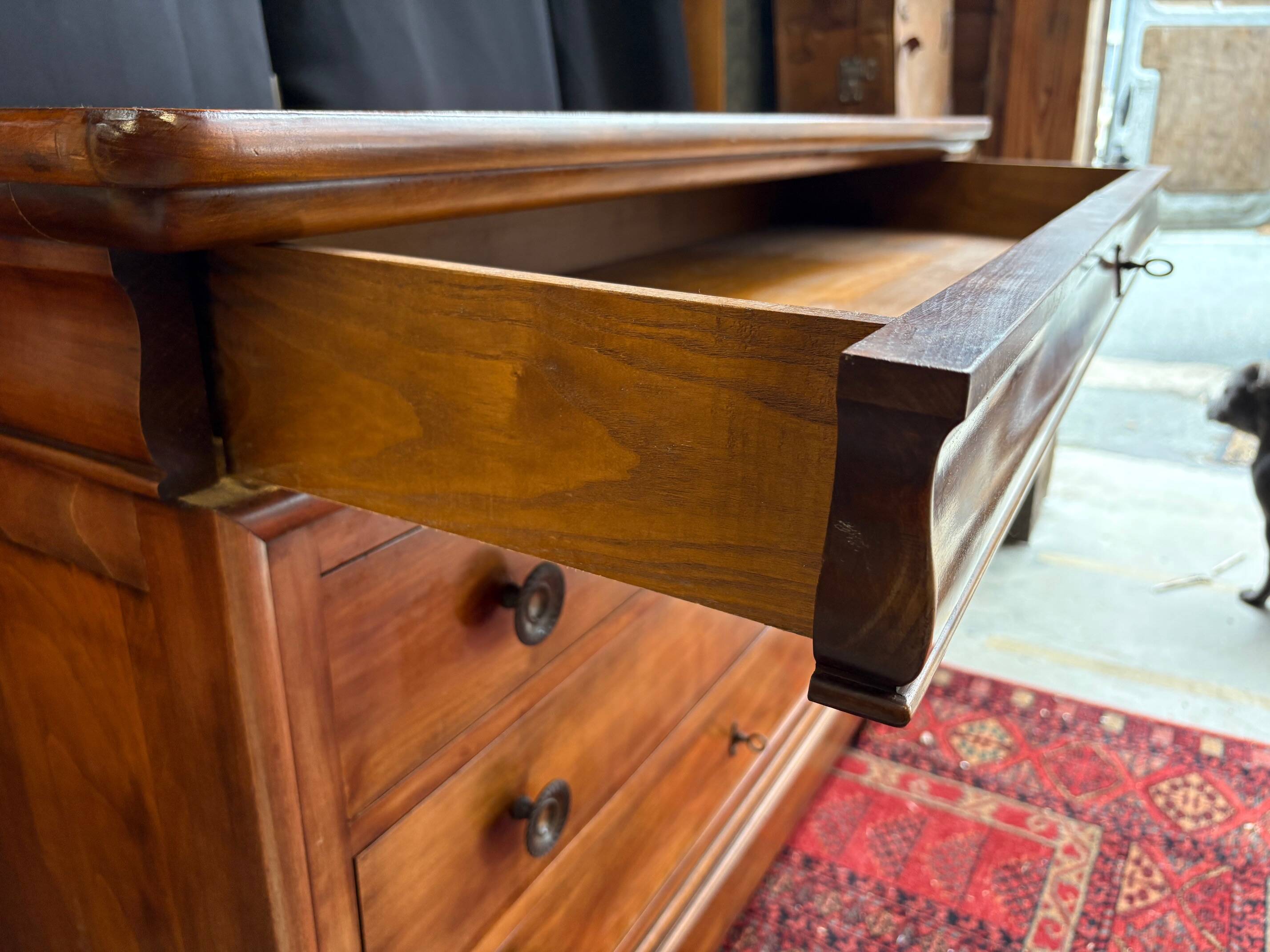Commode style Louis-Philippe en bois massif