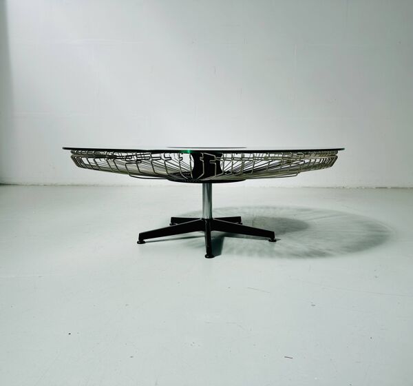 Table basse pivotante italienne en verre et métal, conçue pour Prada, années 1990.