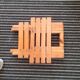 Tabouret carrè pliable en bois.
