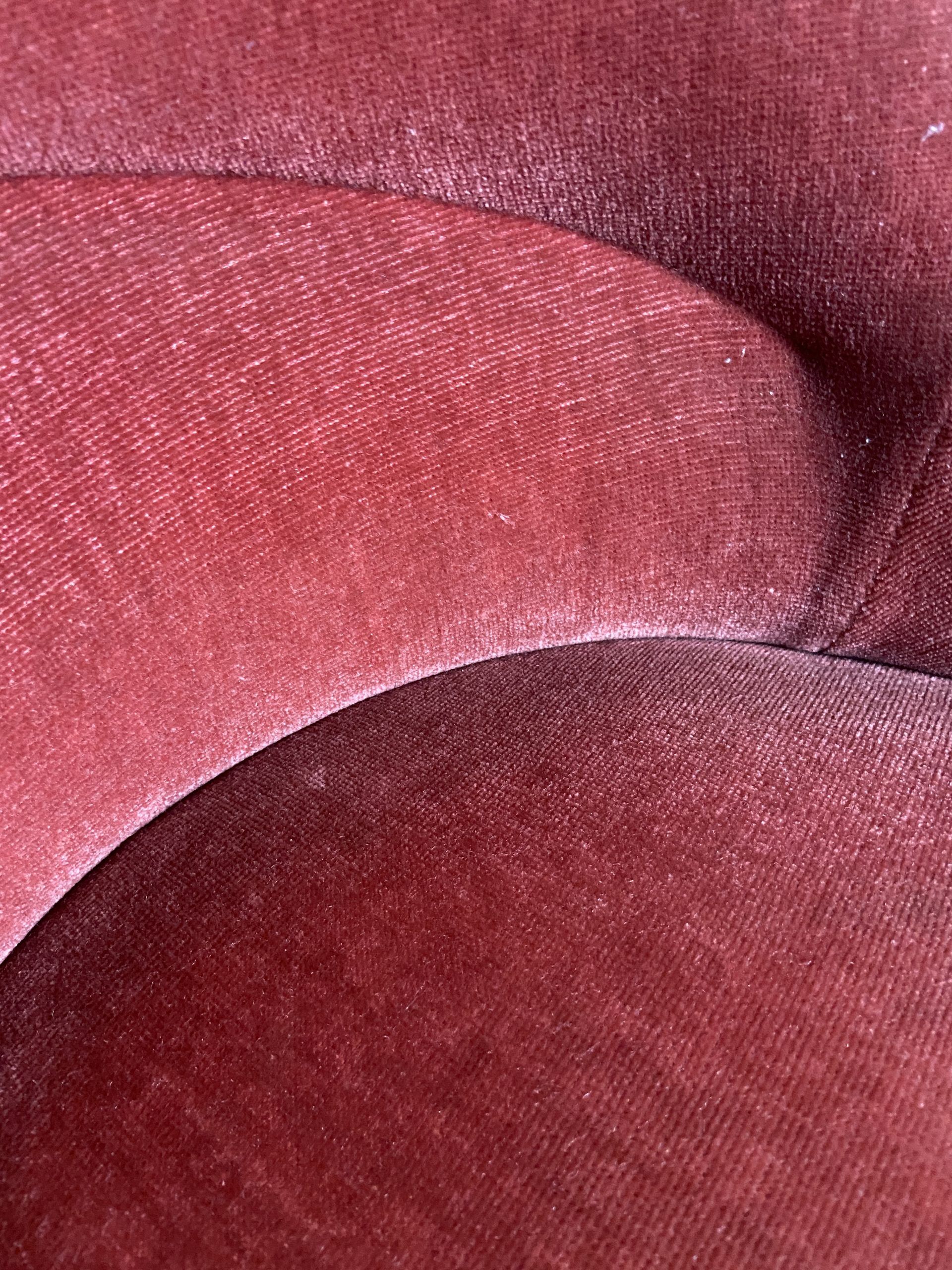 Fauteuil crapaud vintage rose framboise en velours à franges
