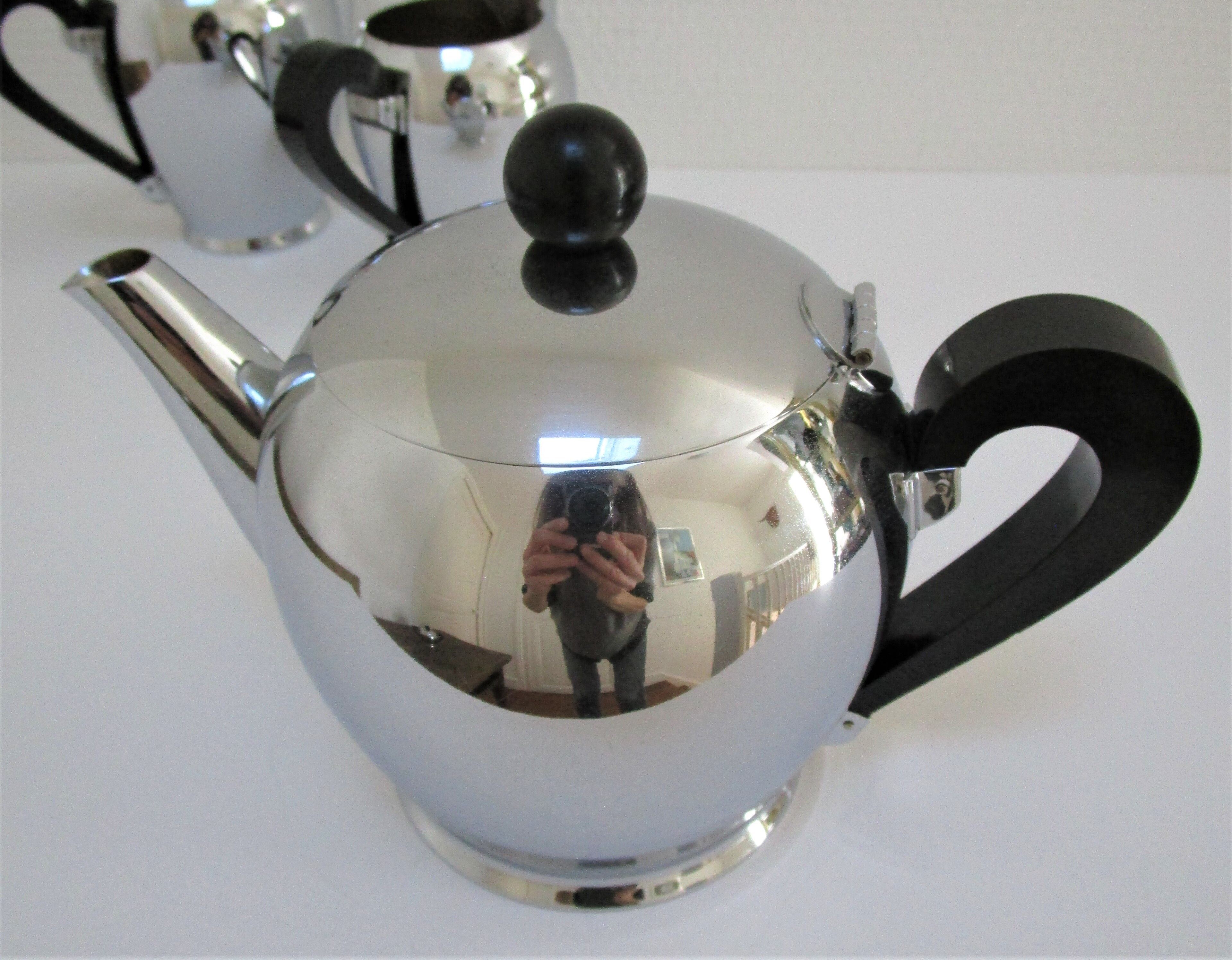 Service à thé "Bombé" Carlo Alessi inox et  bakélite vintage