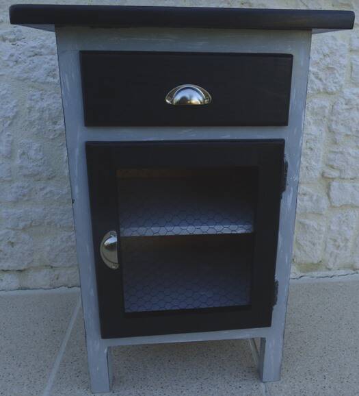 Furniture suitable for everywhere with a thick top, in solid wood
