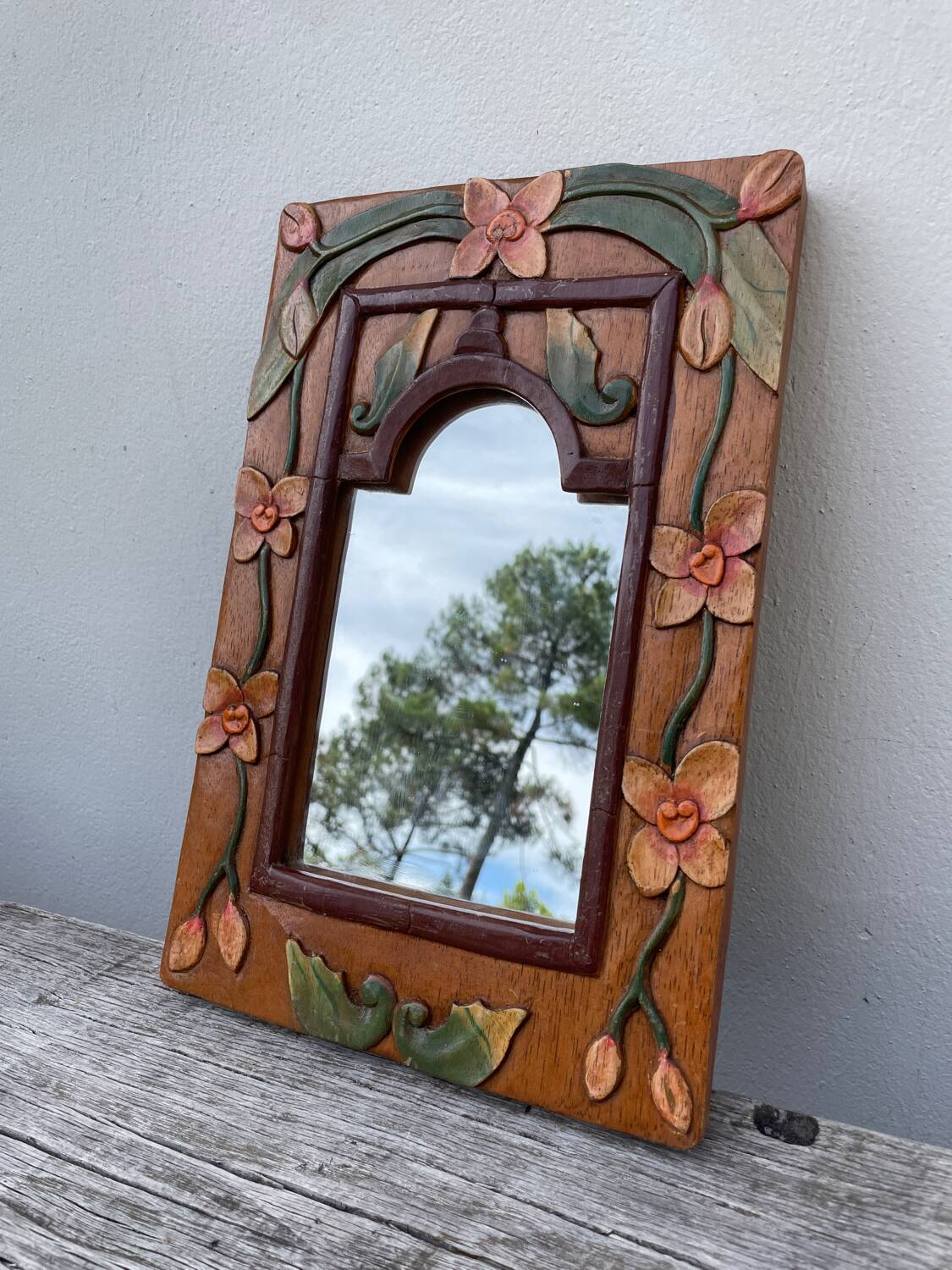 Miroir en bois, sculpté à décor de fleurs