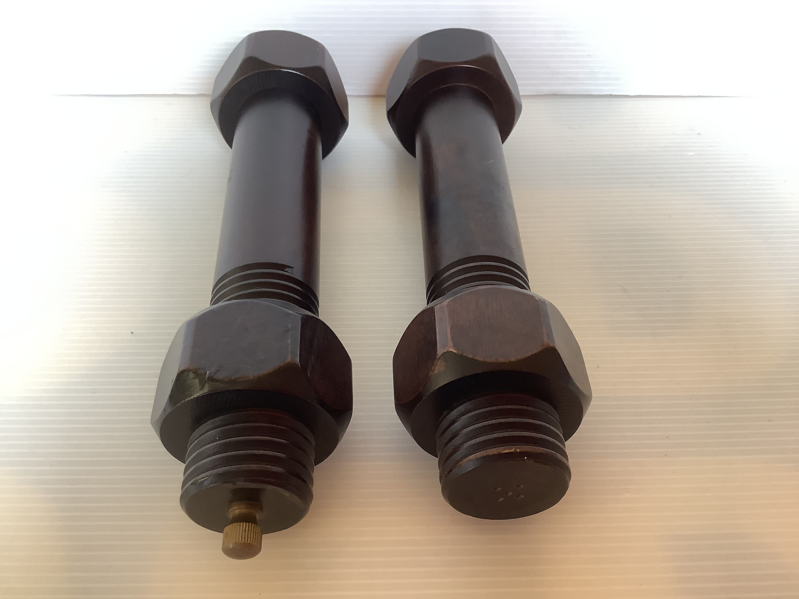 Wooden salt shaker and pepper screw-shaped nut salt and brutalist pepper
