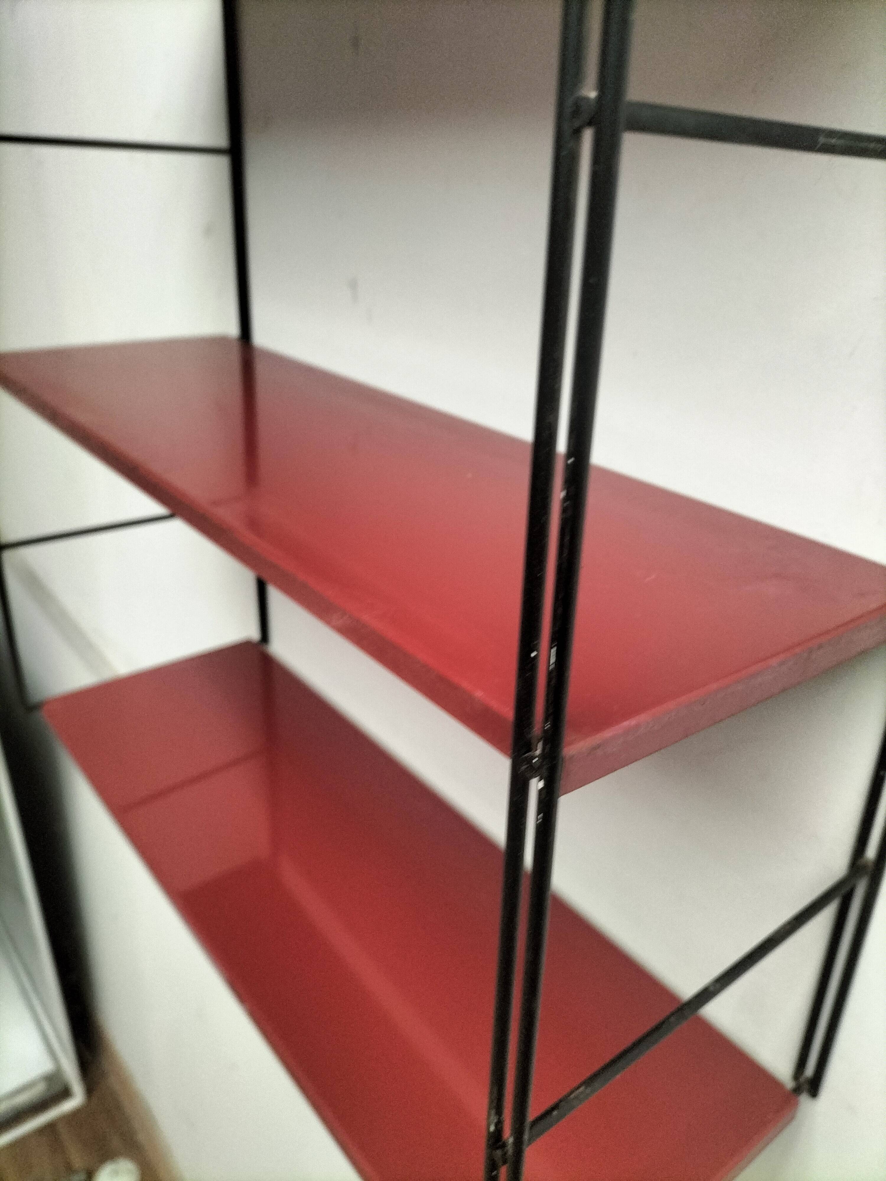 Metal string shelf