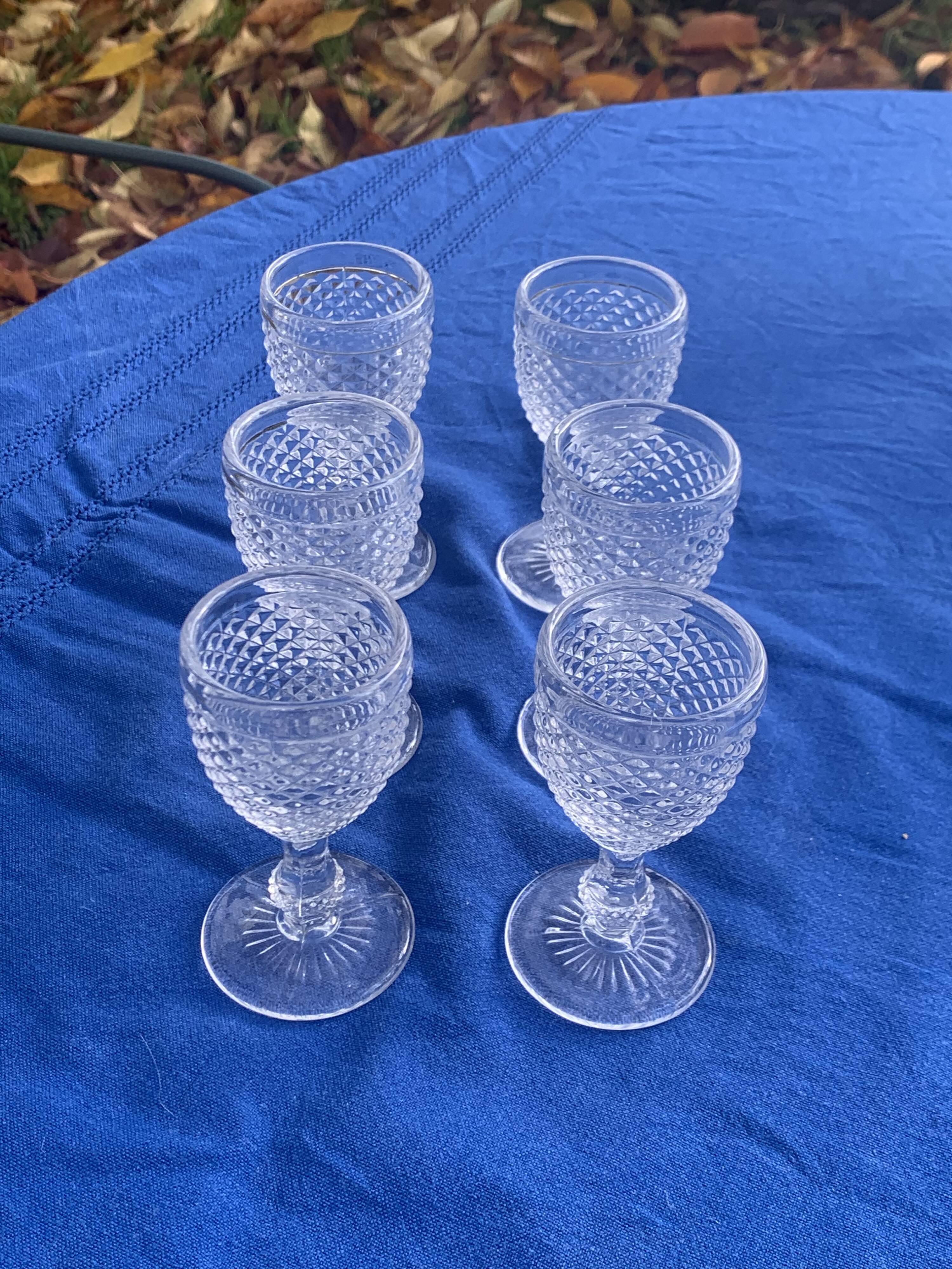 Elegant service consisting of a carafe, 3 wine glasses and 6 diamond pattern aperitif glasses
