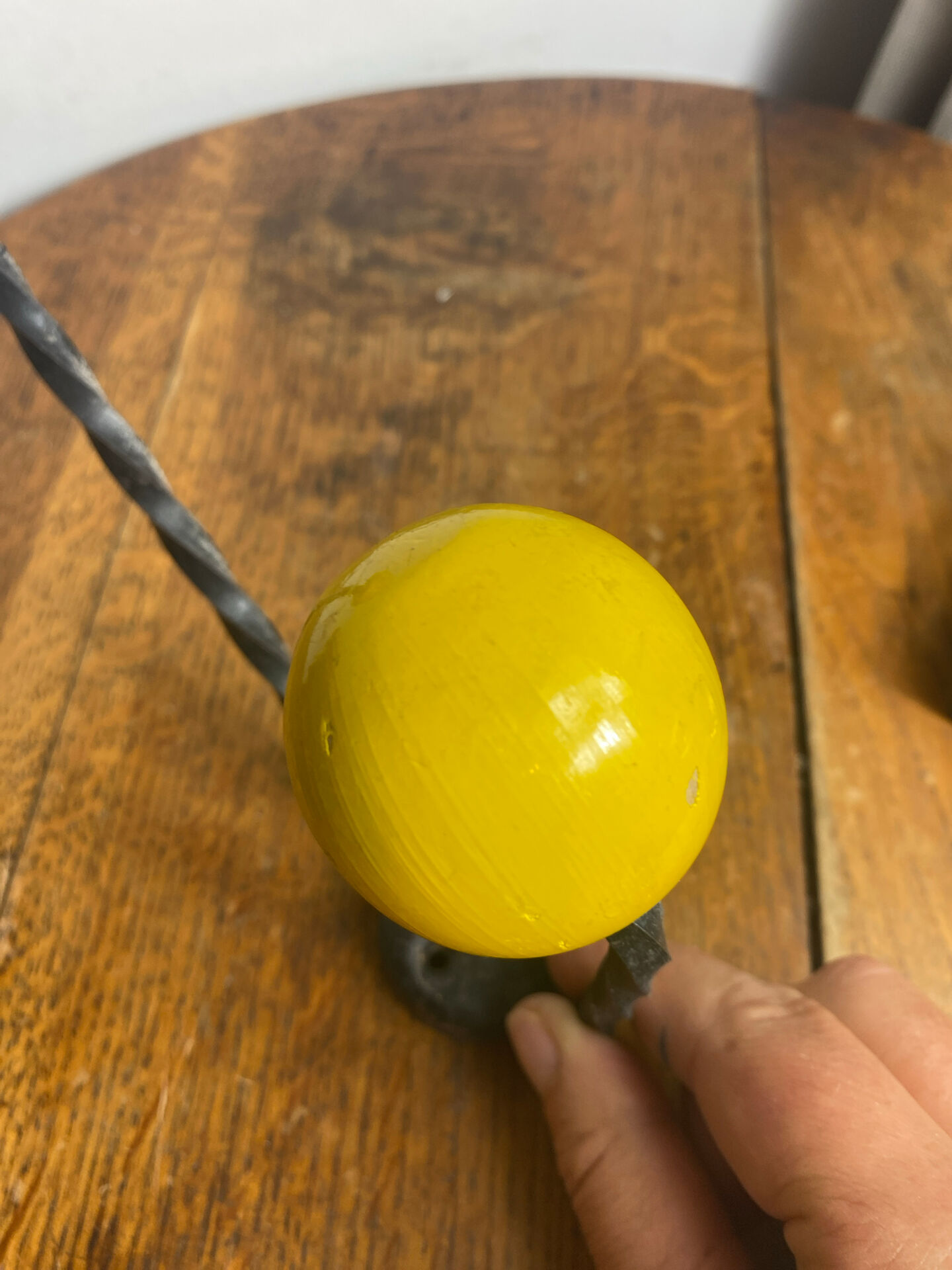Patére en fer forgé torsadé et boules en bois