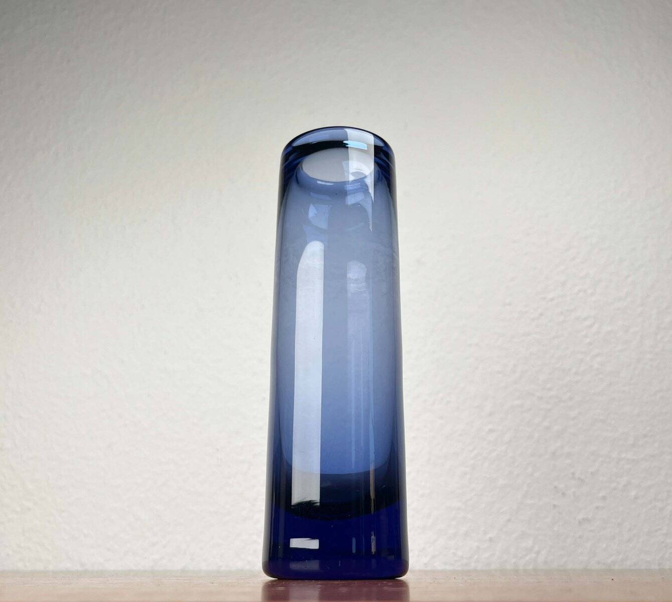 Blue glass vase from the Danish Mid-Century Modern Labrador series by Per Lütken for Holmegaard, 1950s.