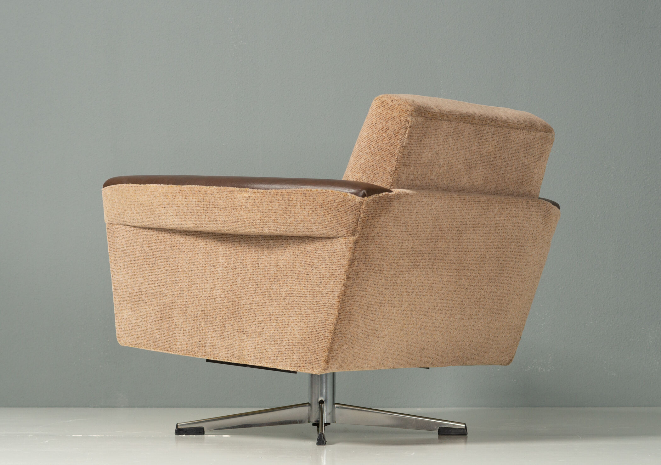 Fauteuils et canapé pivotants space age années 1970