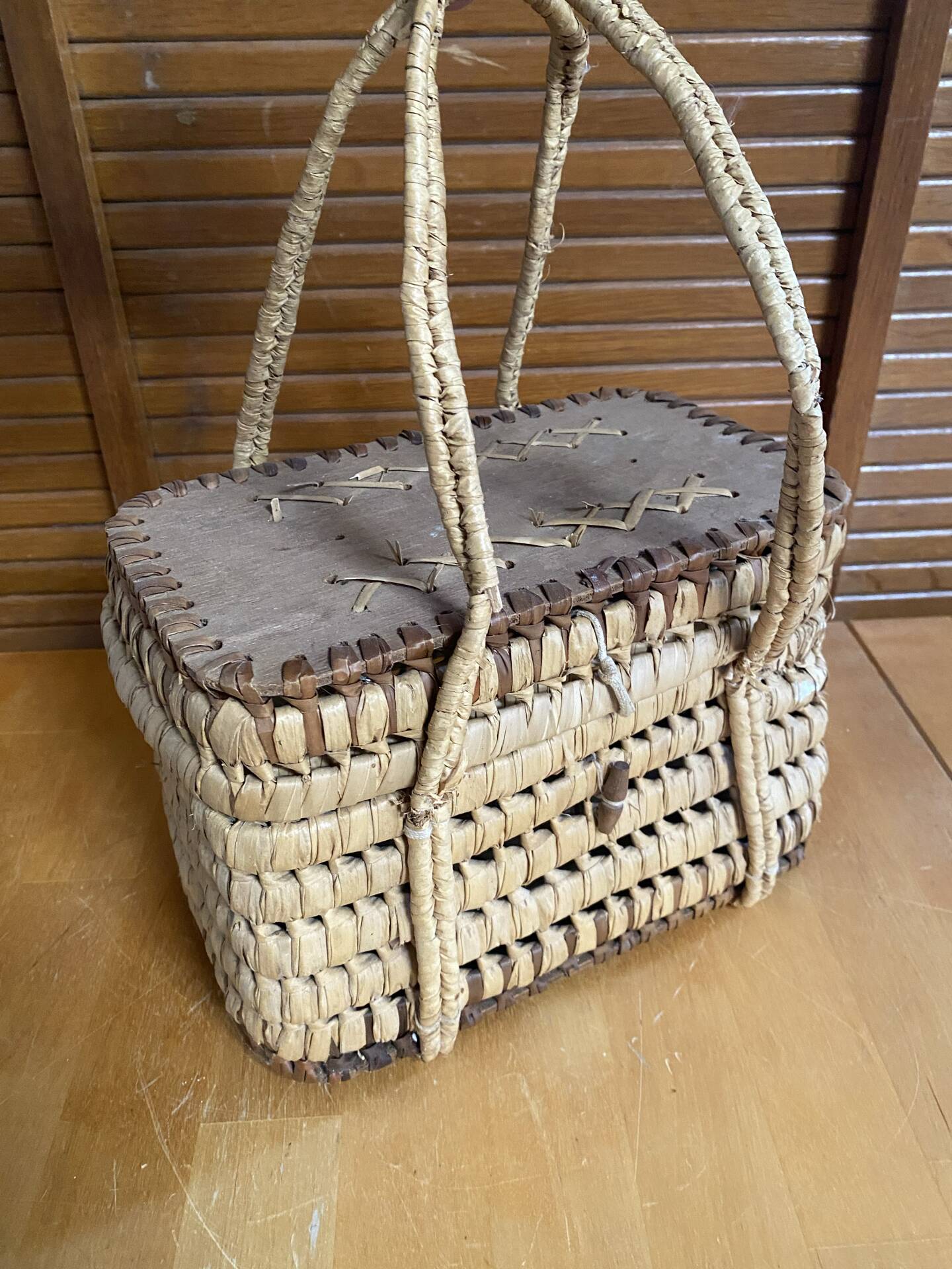 Old Basket Natural Woven Fibre + Wooden Lid Double Handle Wine