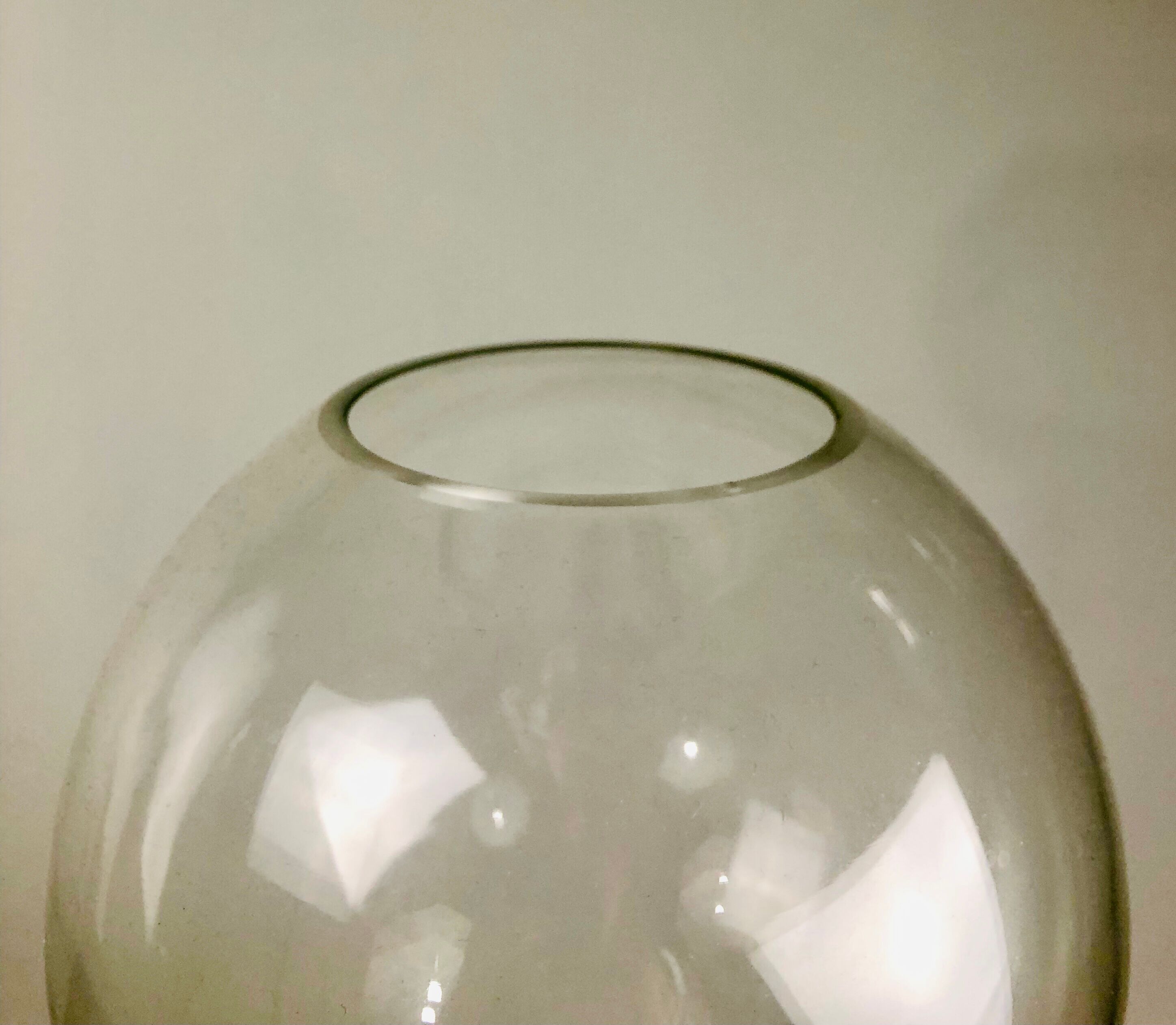 A modernist vase in clear glass.