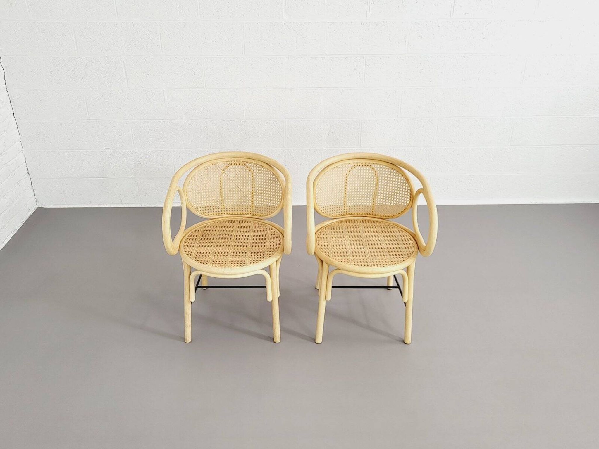 Paire de fauteuils en rotin et cannage