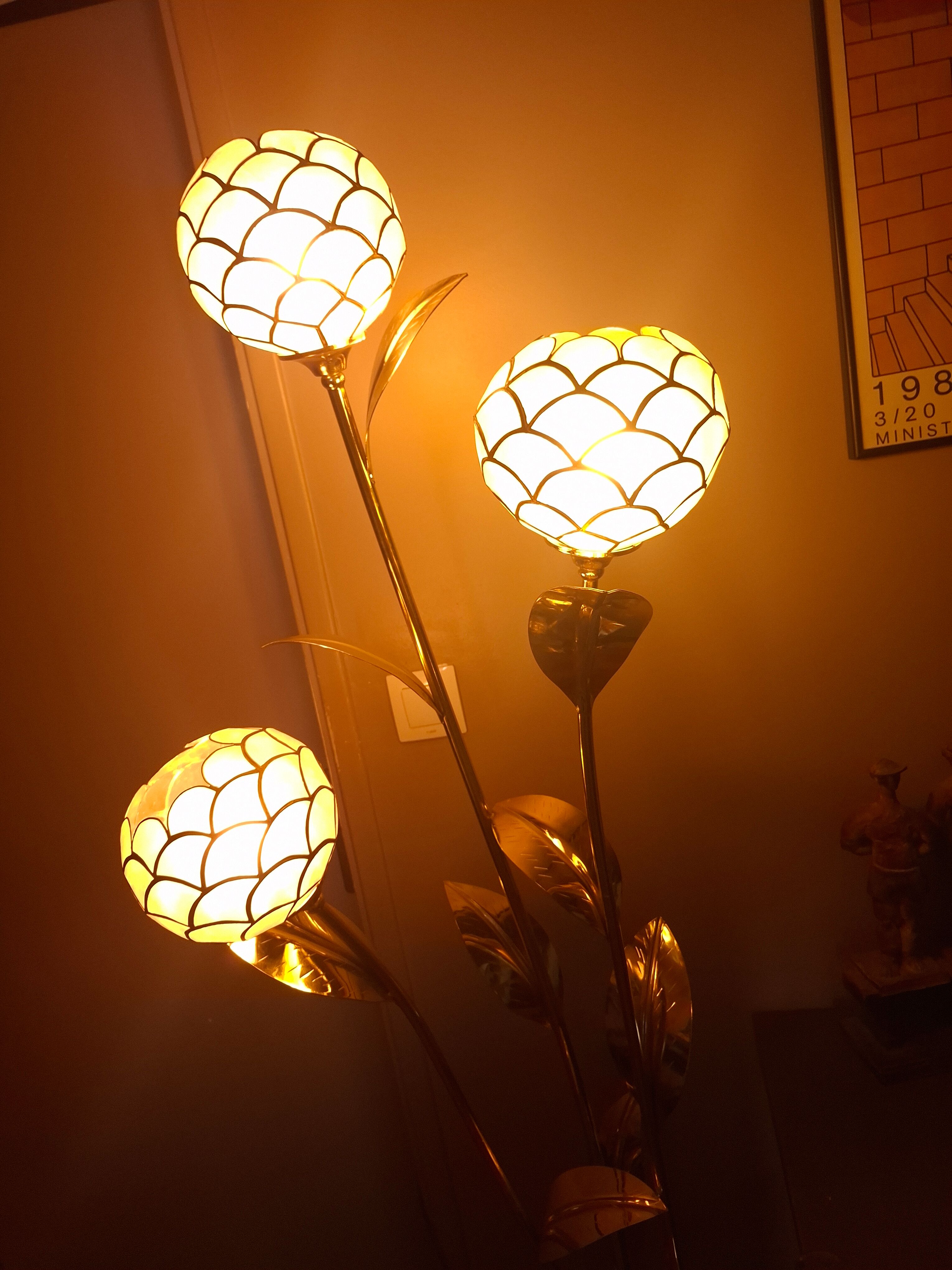 Floral floor lamp in pearlescent Capiz, 1970s.