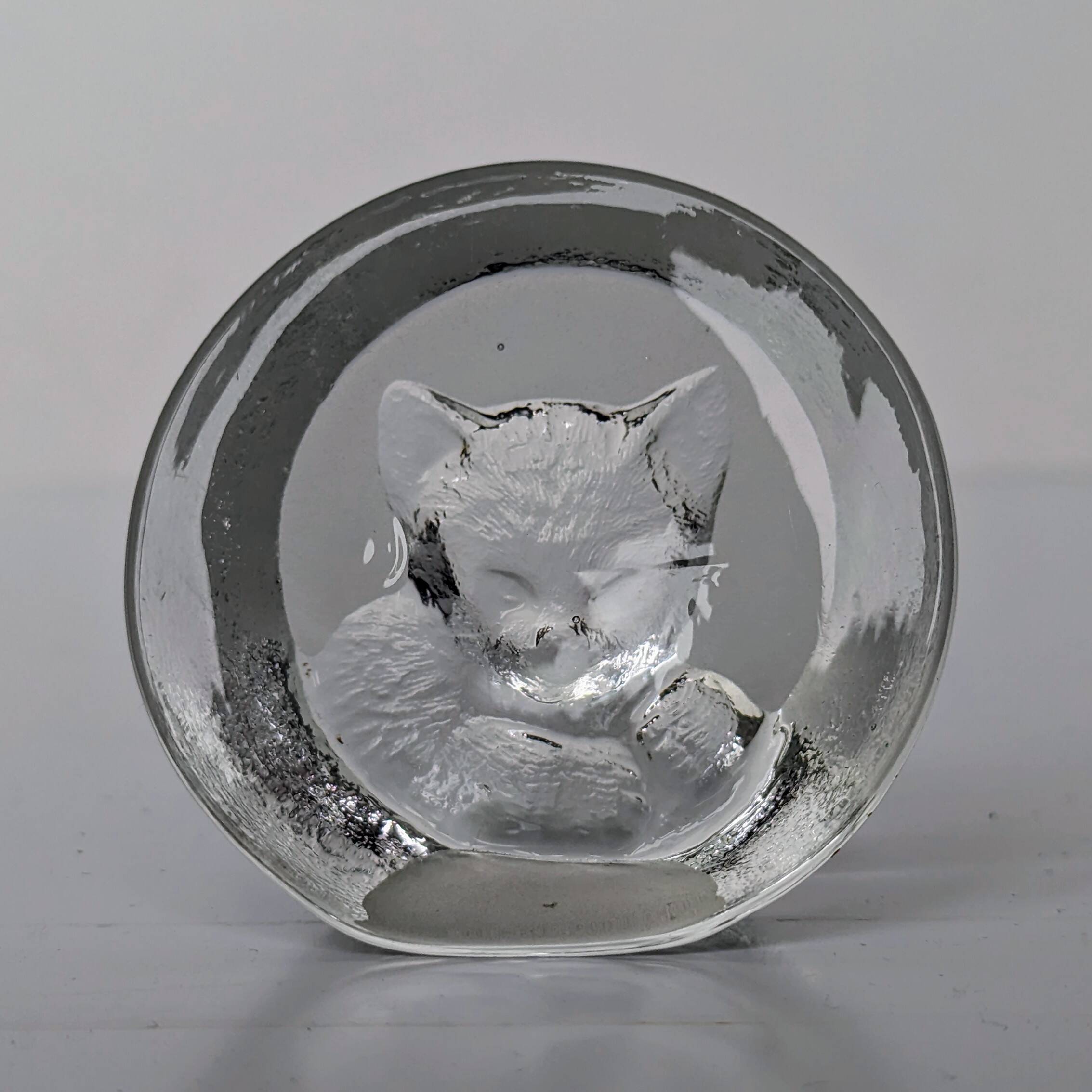Crystal paperweight - cat face - Mats Jonasson - Målerås Glasbruk - Sweden