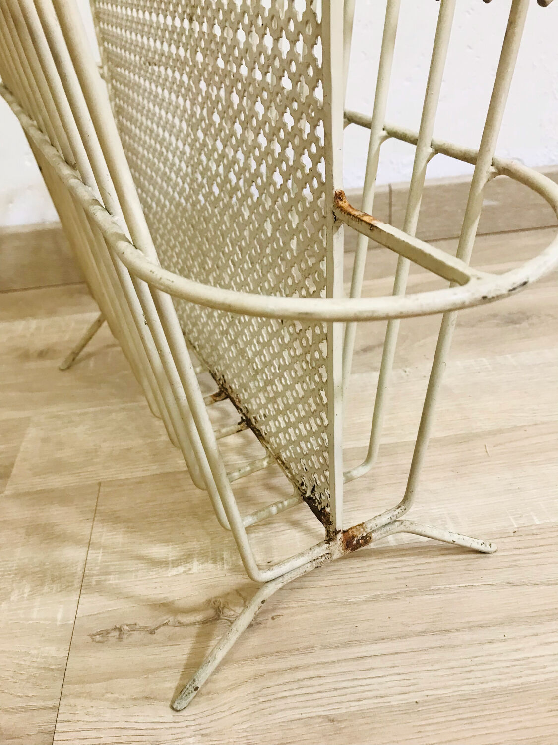 Mategot Mathieu Garlic Cap Magazine Rack