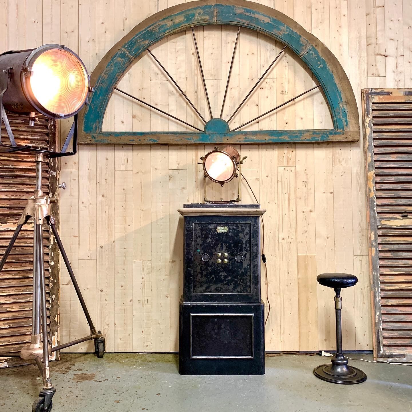 Old safe Félix Allard 1880