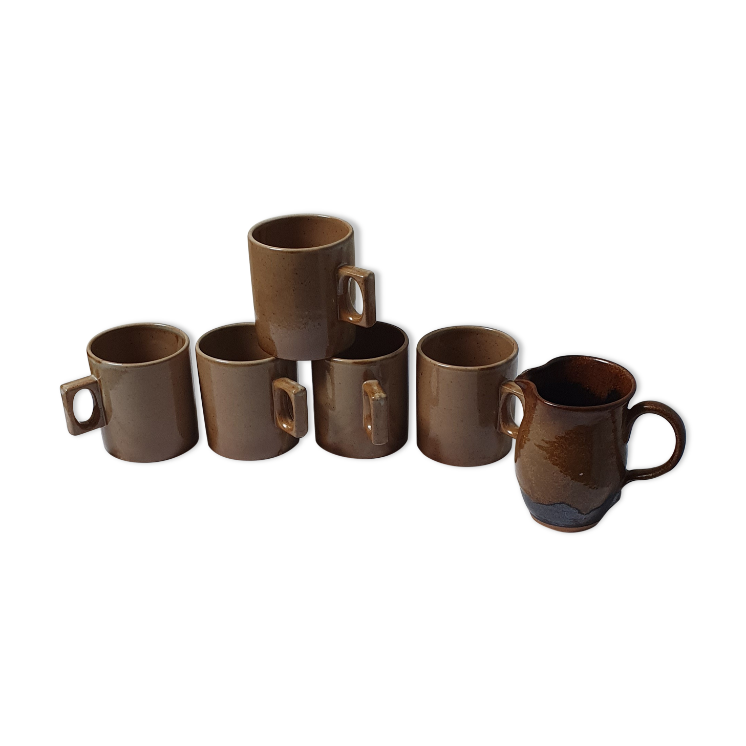 Mugs en grès et un pichet