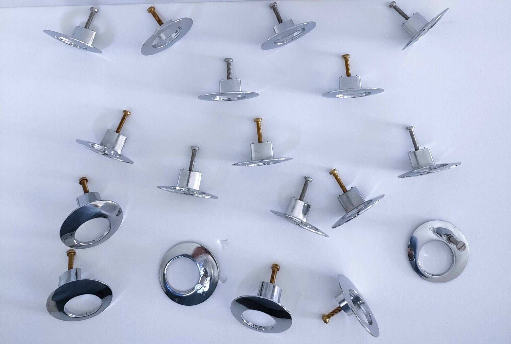 Lot de 18 boutons de meuble métal chromé design années 70