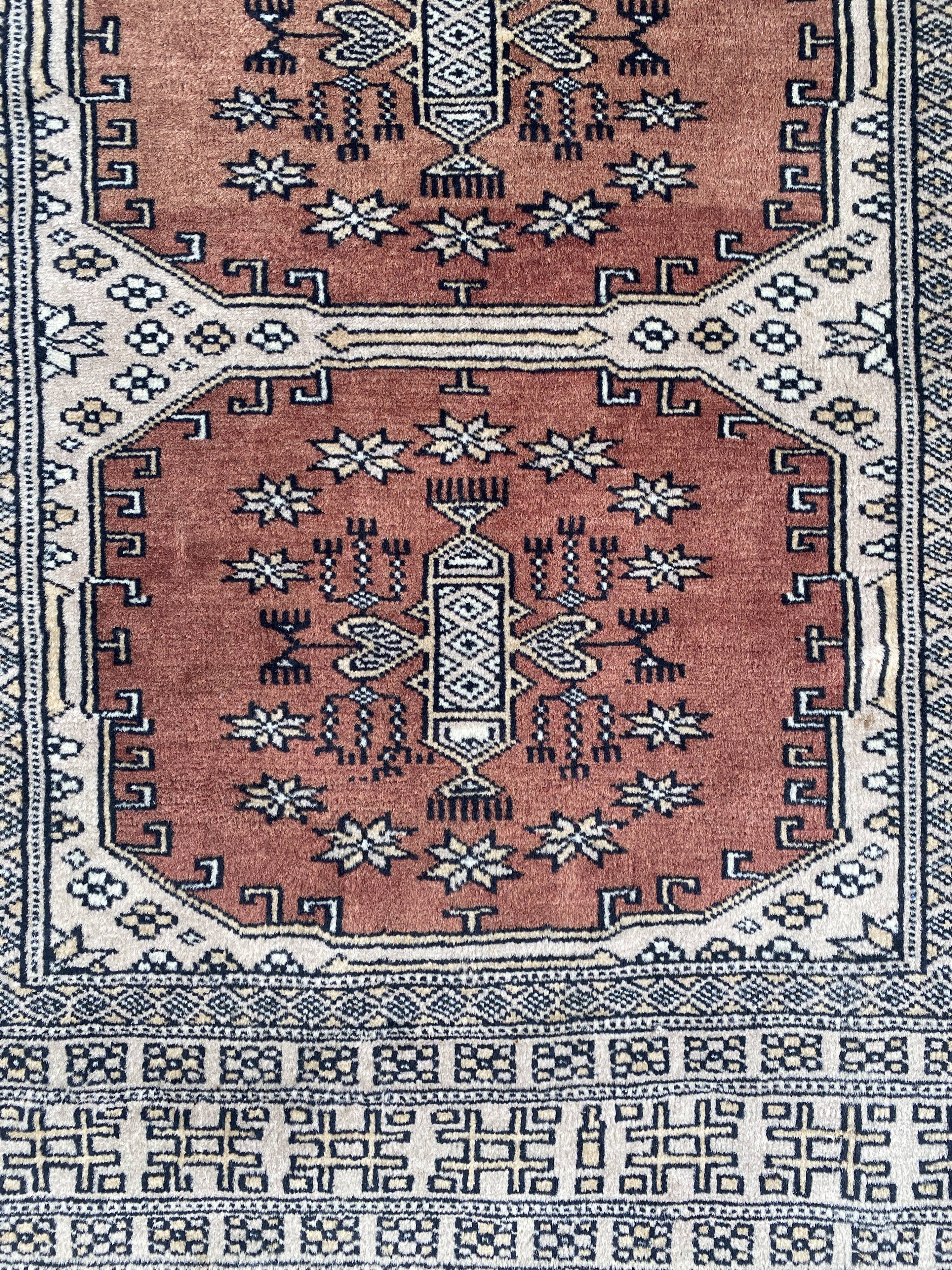 Vintage hand knotted rug with geometric patterns on a grey/beige/terracotta background 170 x 96 cm