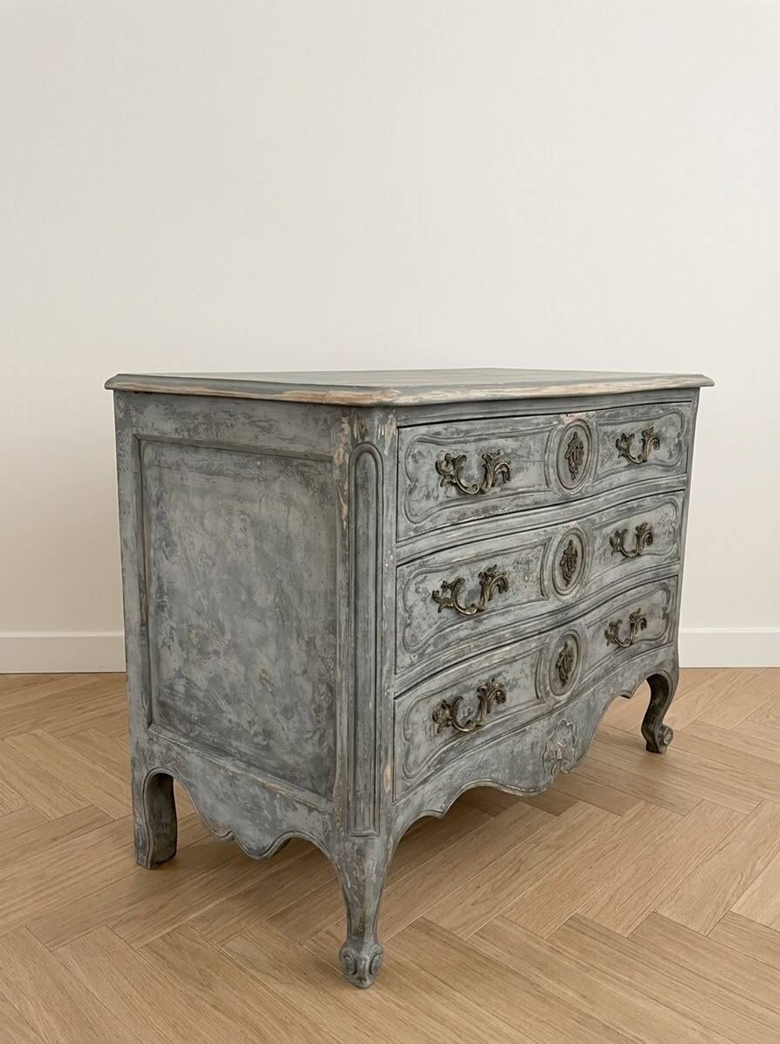 Commode Louis XV patinée gris