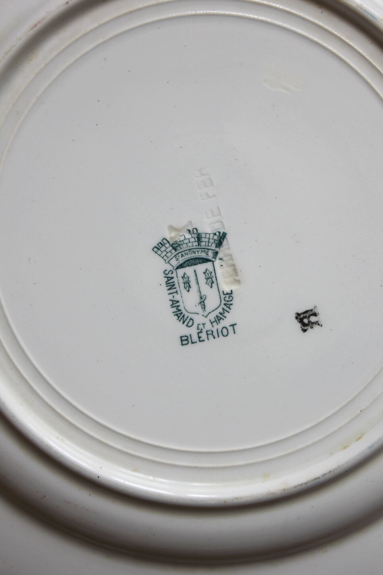 4 assiettes plates en terre de fer modèle "Blériot" Saint Amand et Hamage