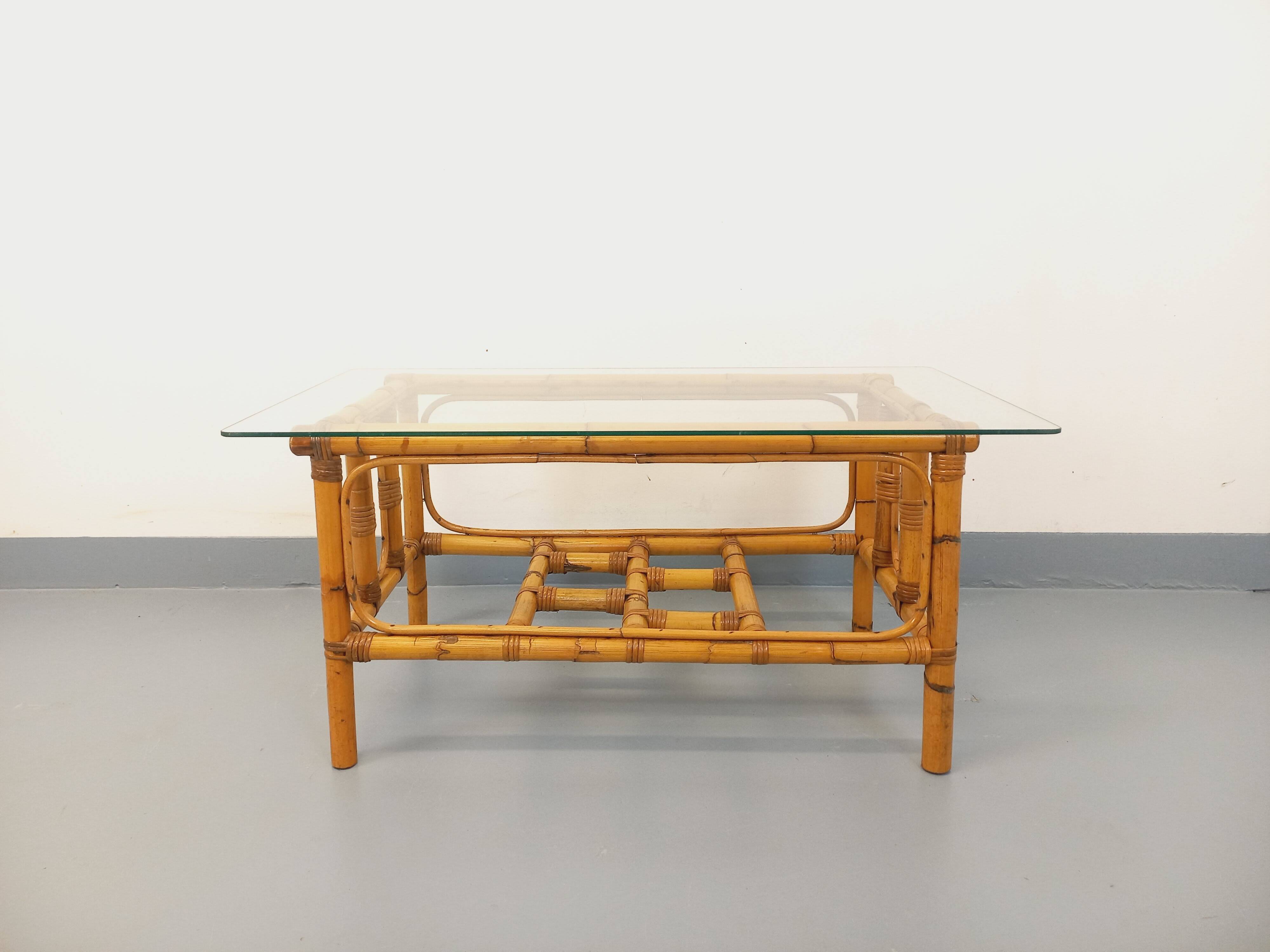 Table basse en verre transparent et rotin, années 70