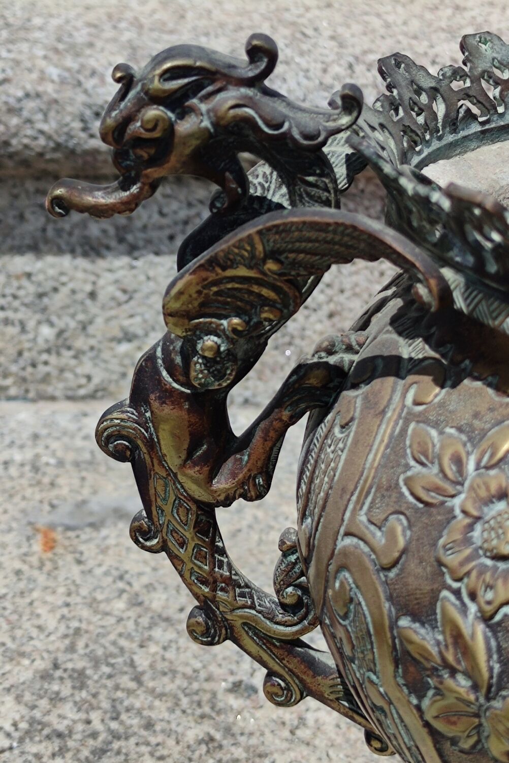 Ancienne jardinière en cuivre décor hindou