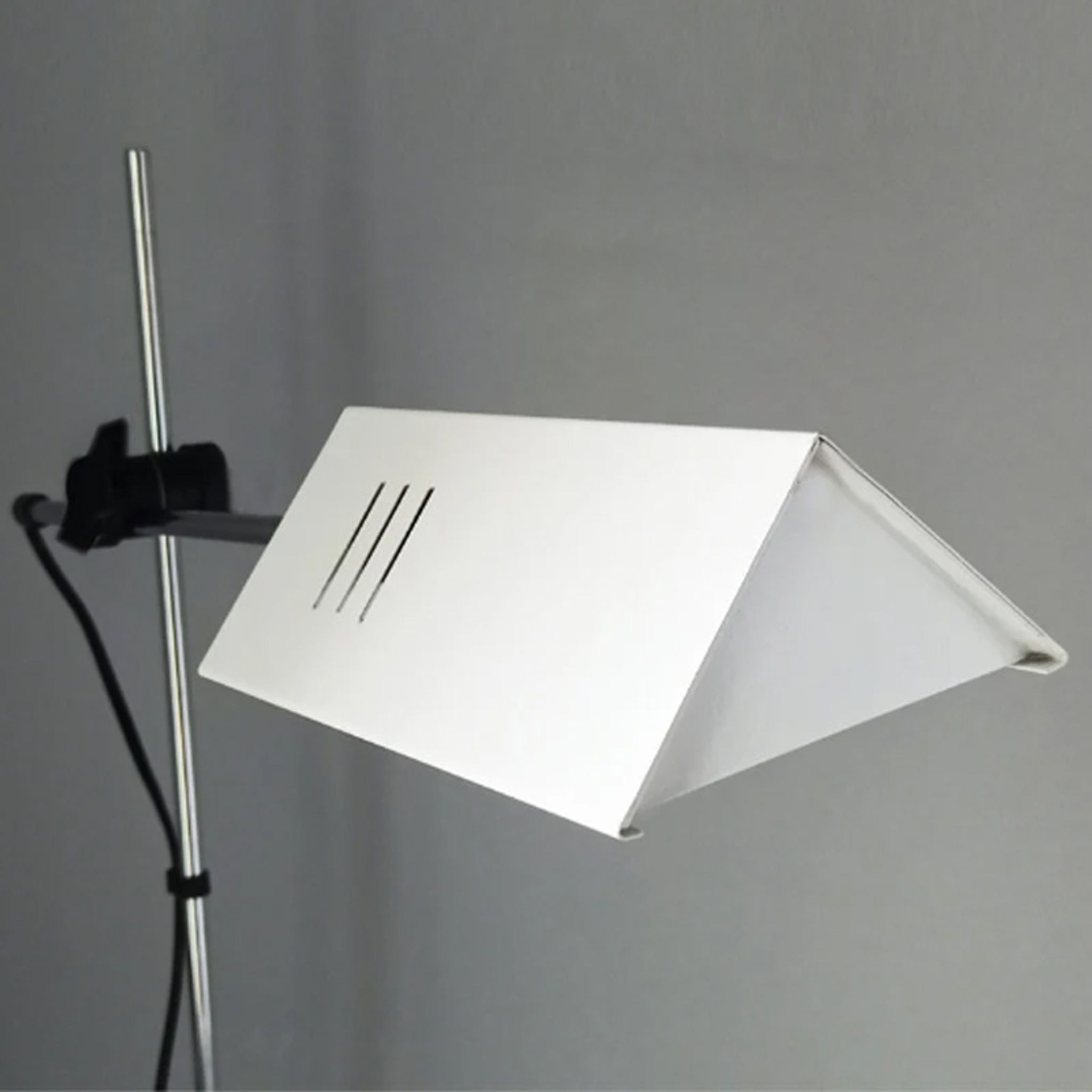 1970s original vintage white table lamp design by Veneta Lumi. Made in Italy