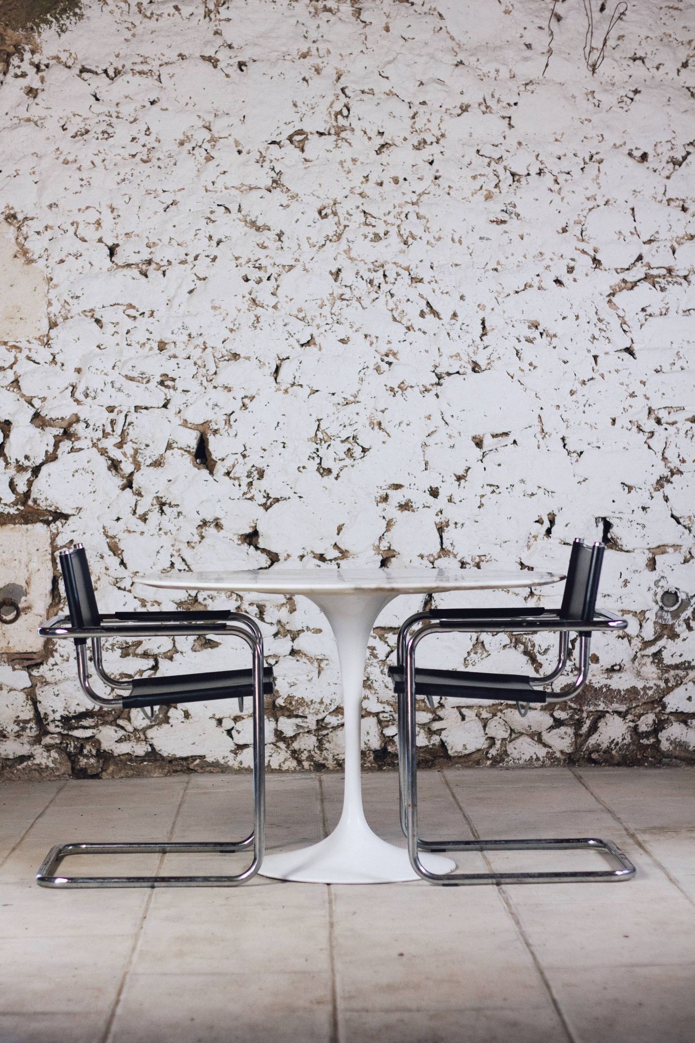 Pair of Bauhaus cantilever armchairs in chromed metal and leather, 1970