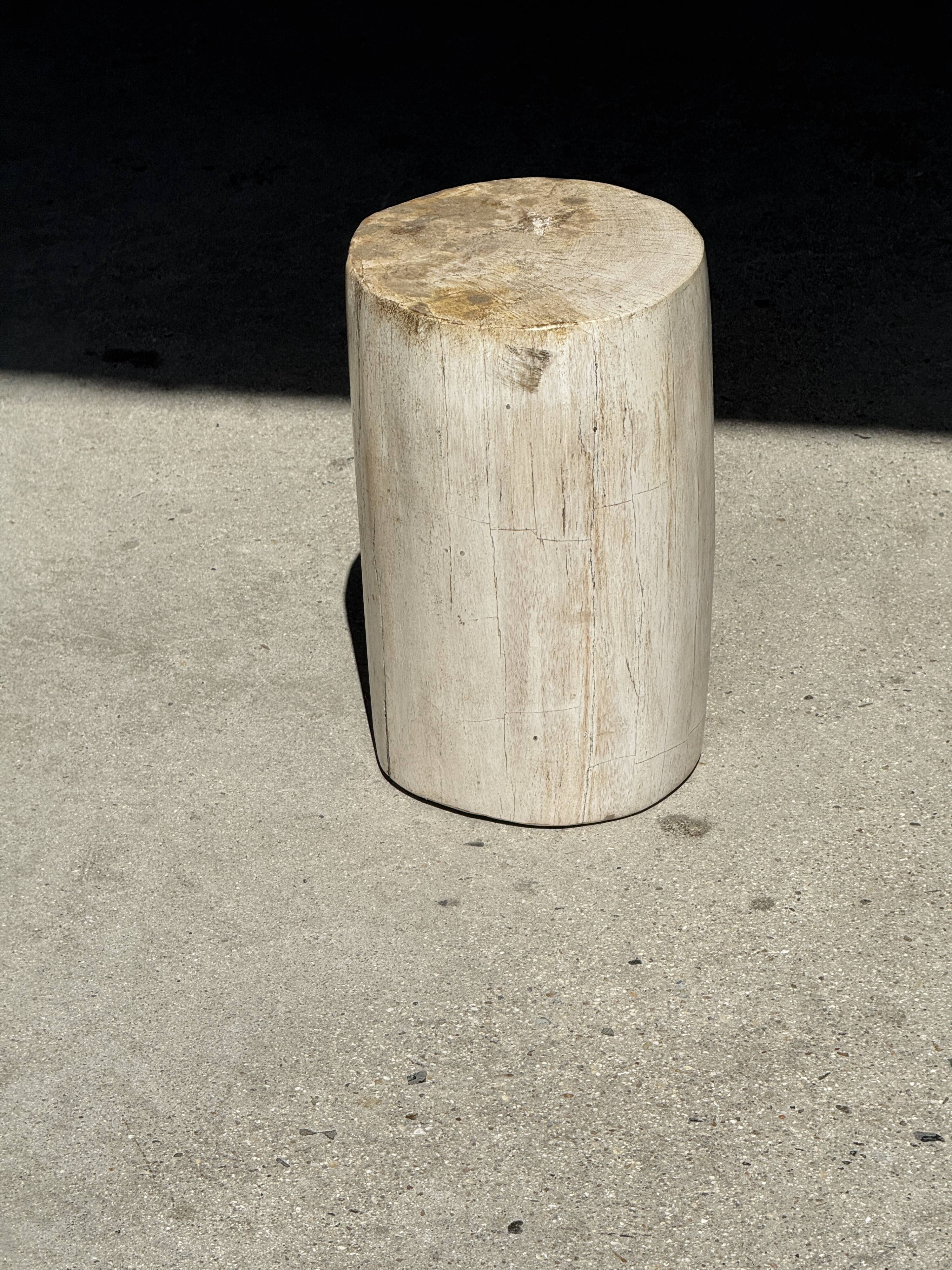 Small accent table in speckled white beige petrified wood H29 D18 - 3327