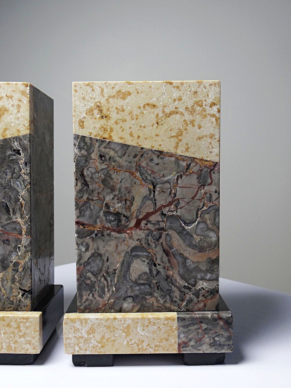Pair of bookends, Art Deco fireplace decoration in antique marble from the 1920s-1930s.