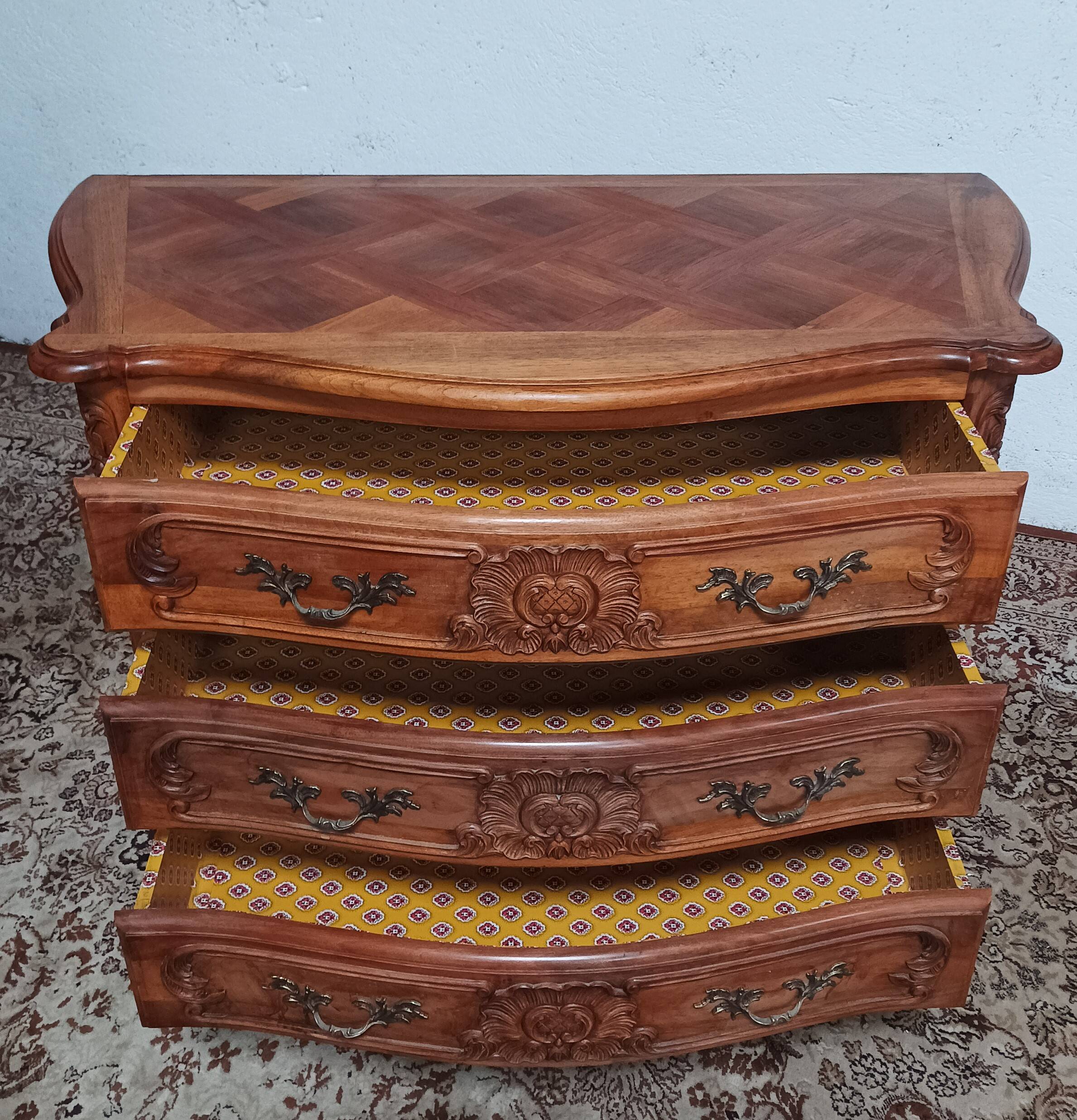 Commode Rocaille en noyer sculpté XXème