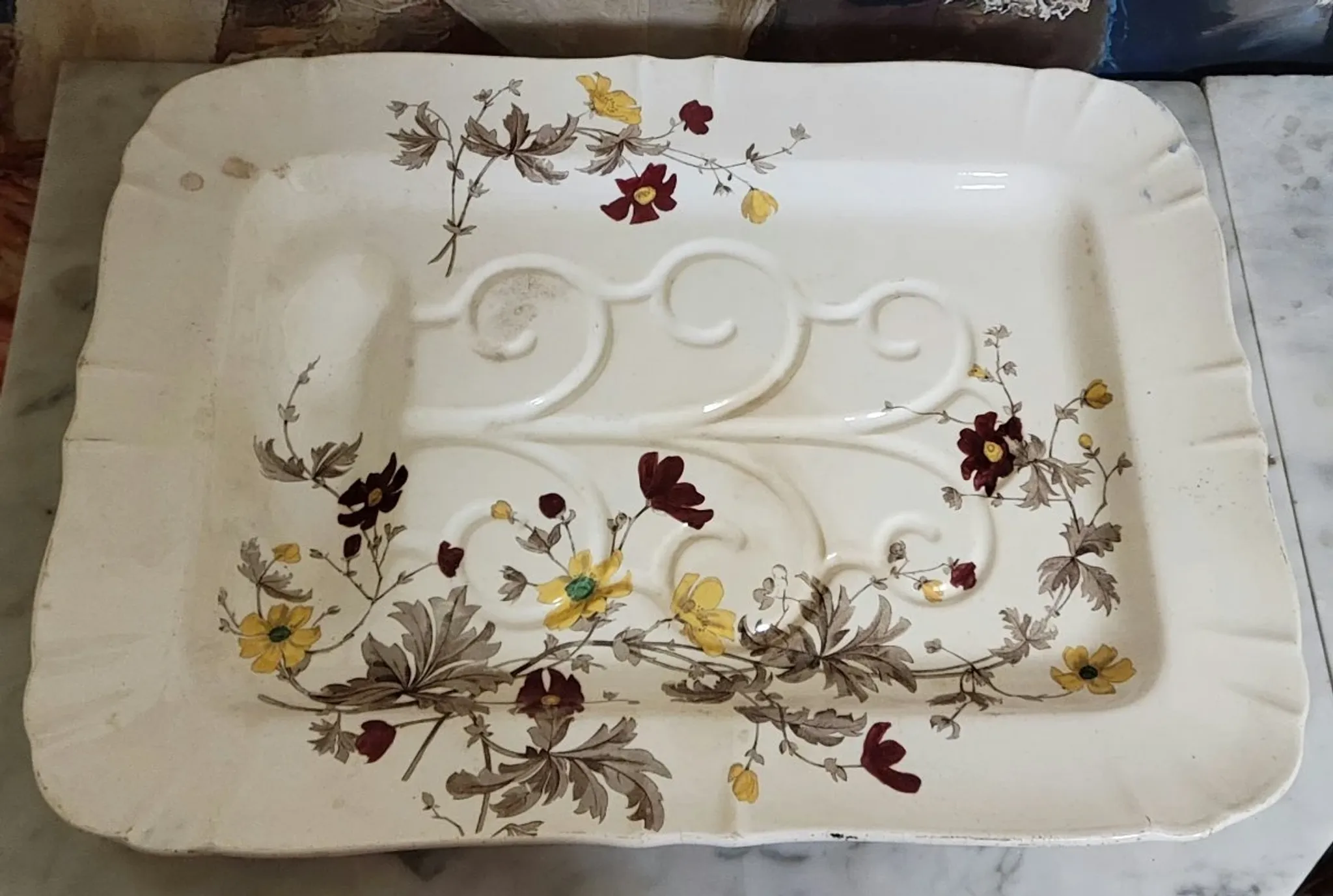 Very large rectangular dish with scalloped edges, made of fine glazed earthenware.