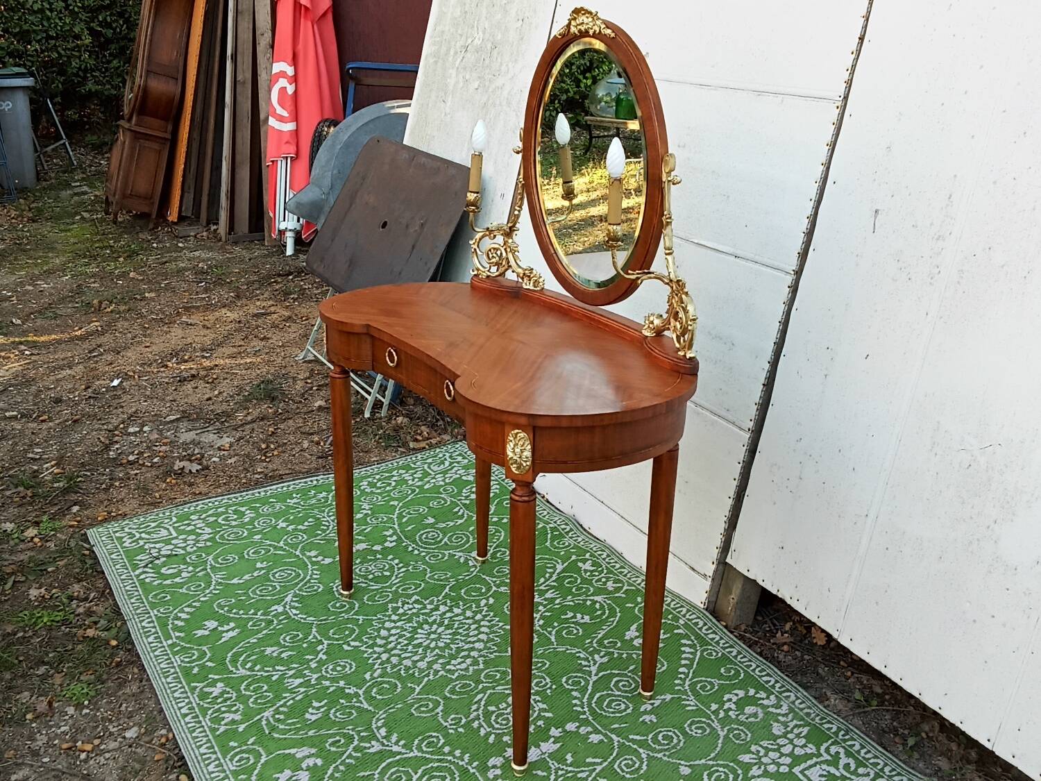 Kidney dressing table