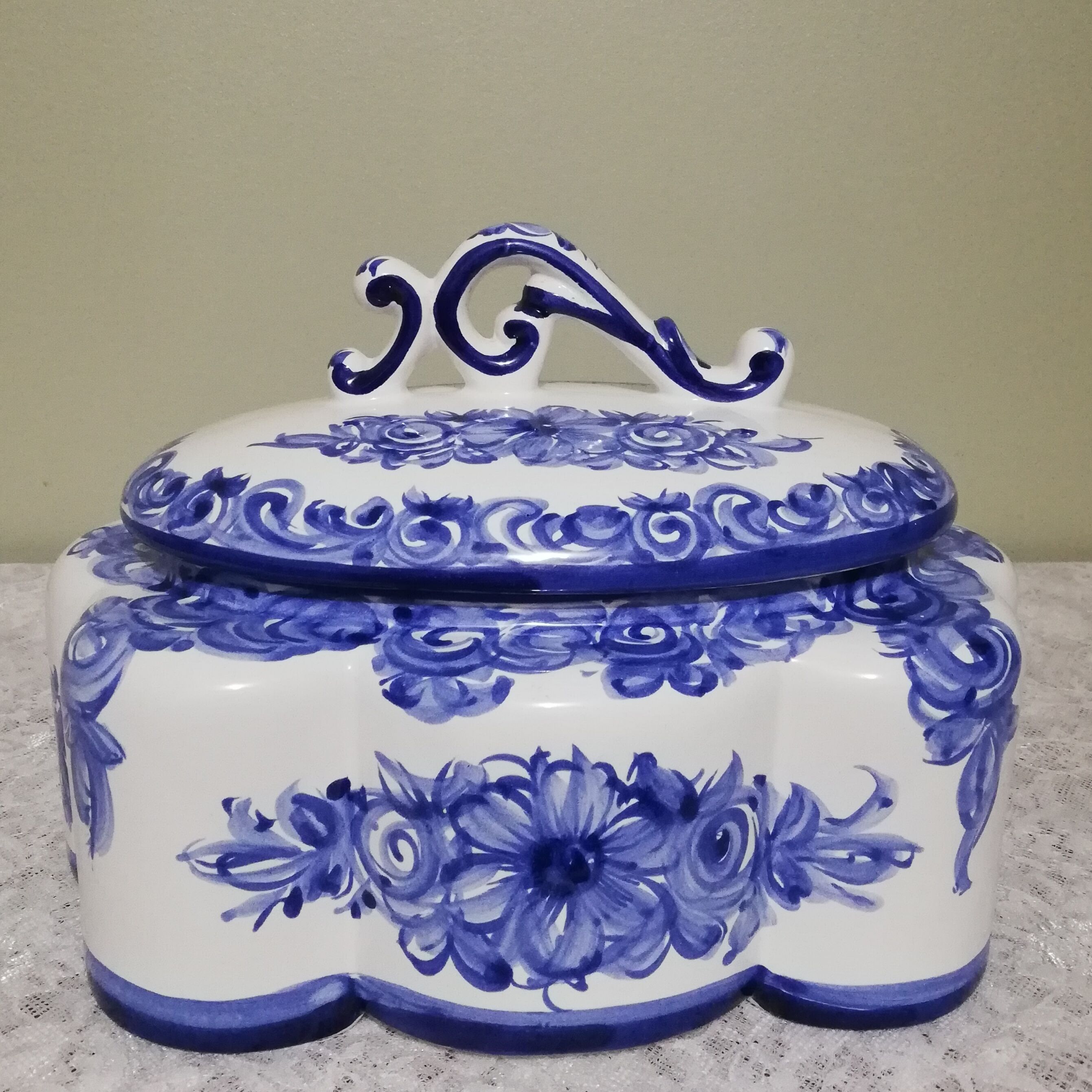 Delft earthenware tureen