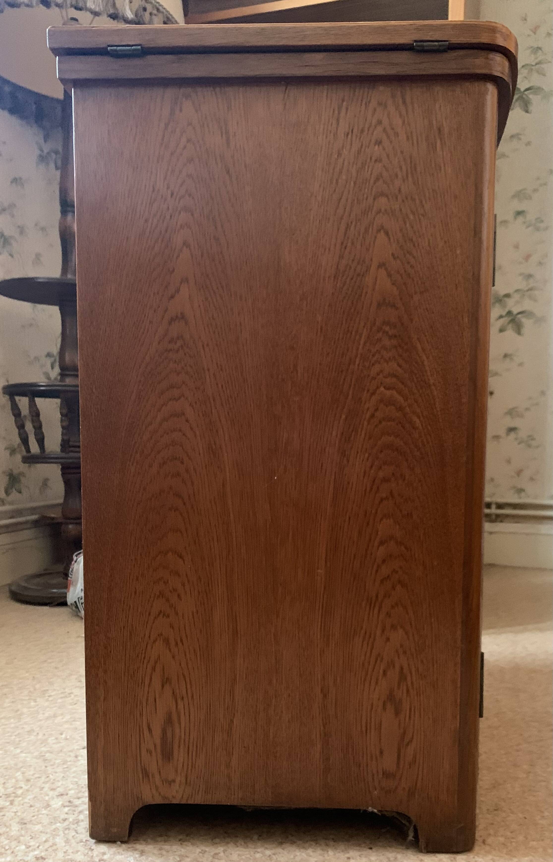 Singer sewing machine from the 1960s model 197 b with art deco furniture