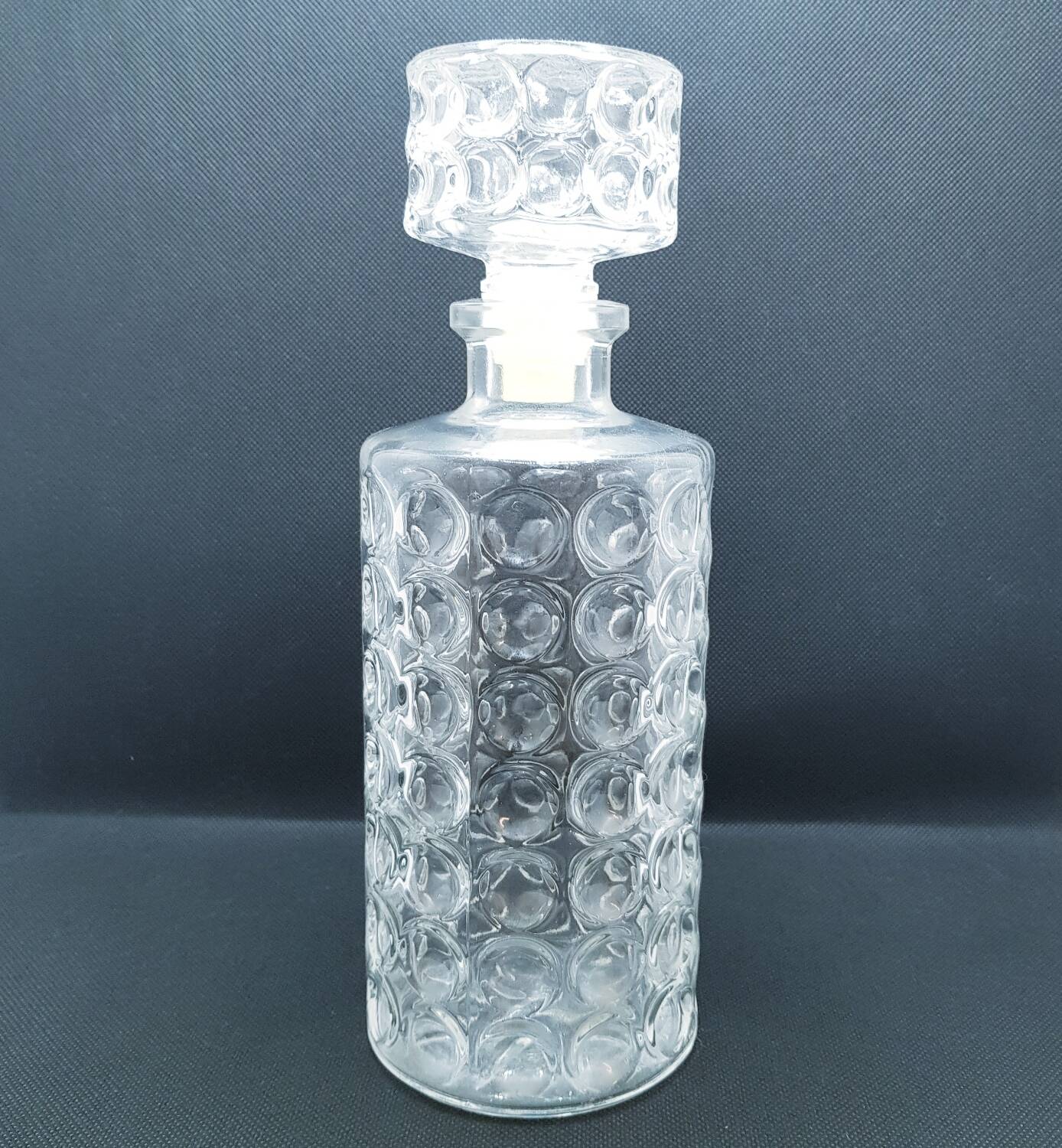 Carafe sphérique en verre taillé