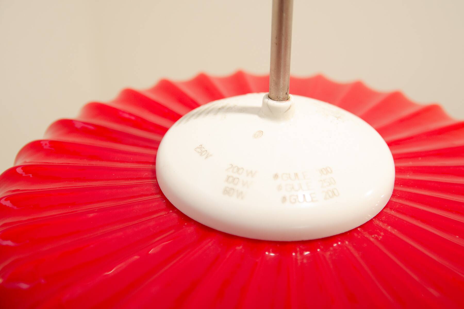 Lustre brutaliste en verre opalin de Karel Wolf pour Osvětlovací sklo, années 1970