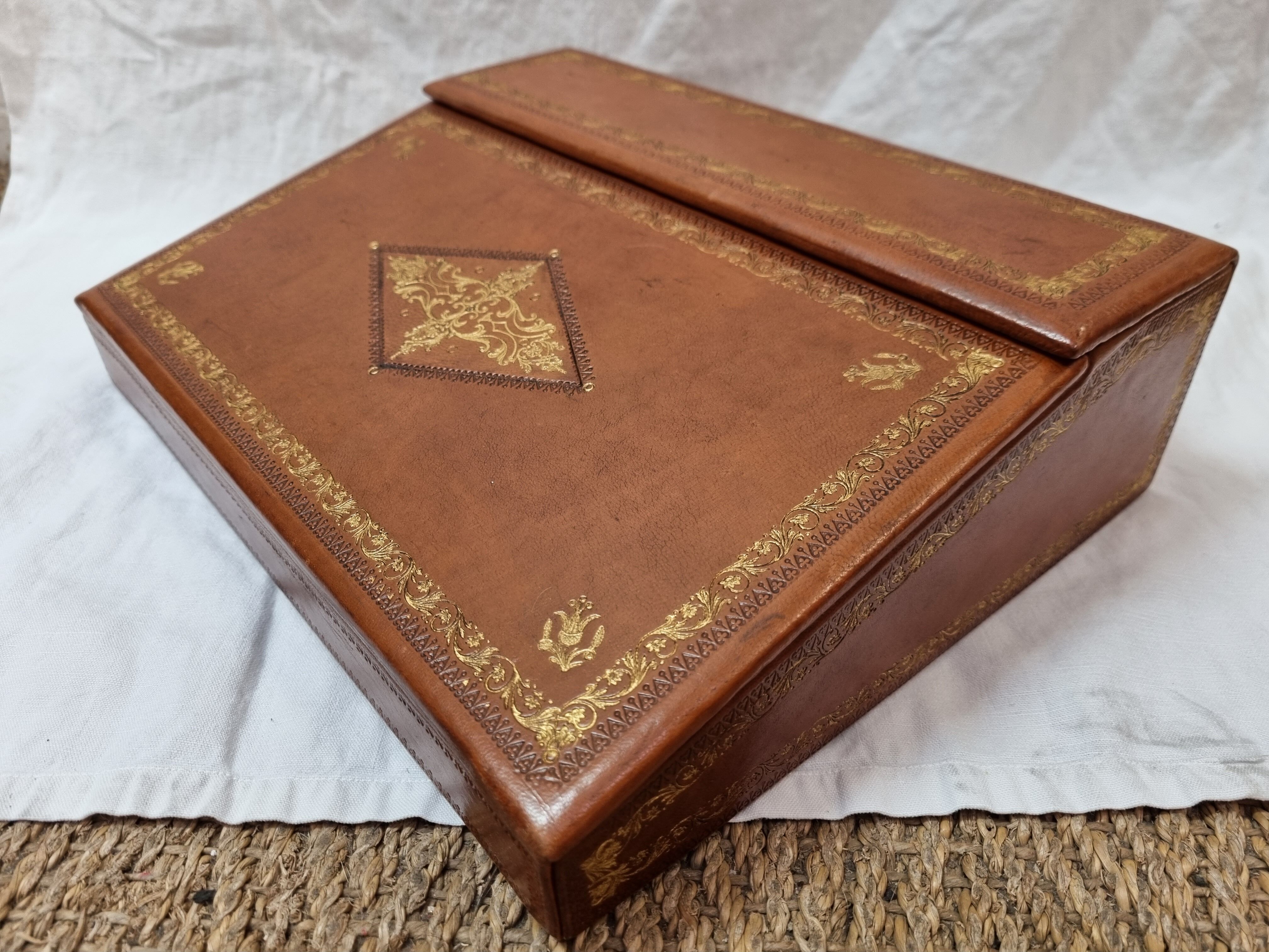 Écritoire de voyage en cuir vers 1940-50